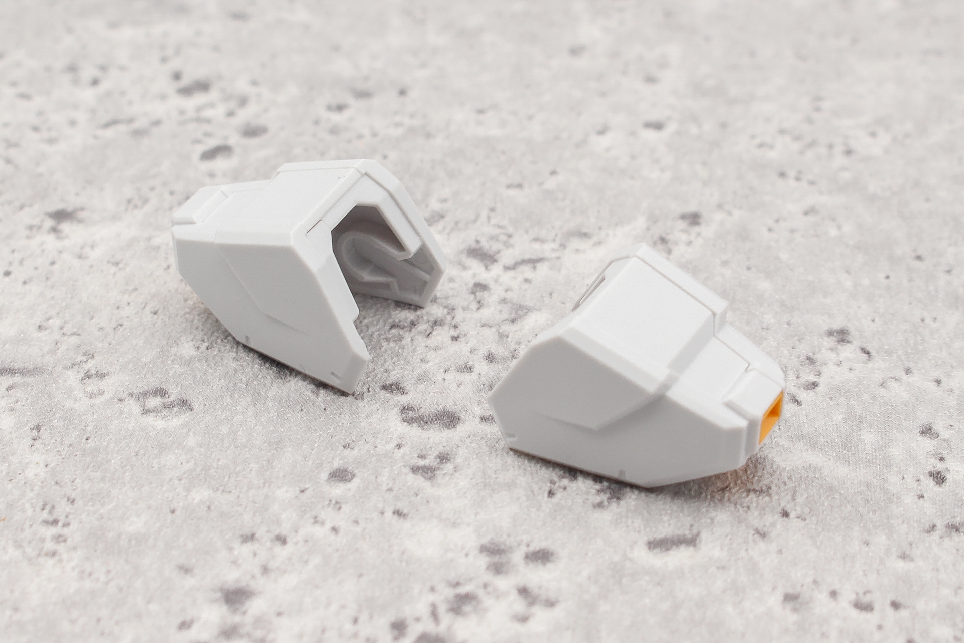 腕の組み立て。肩は左右共通のパーツとなる