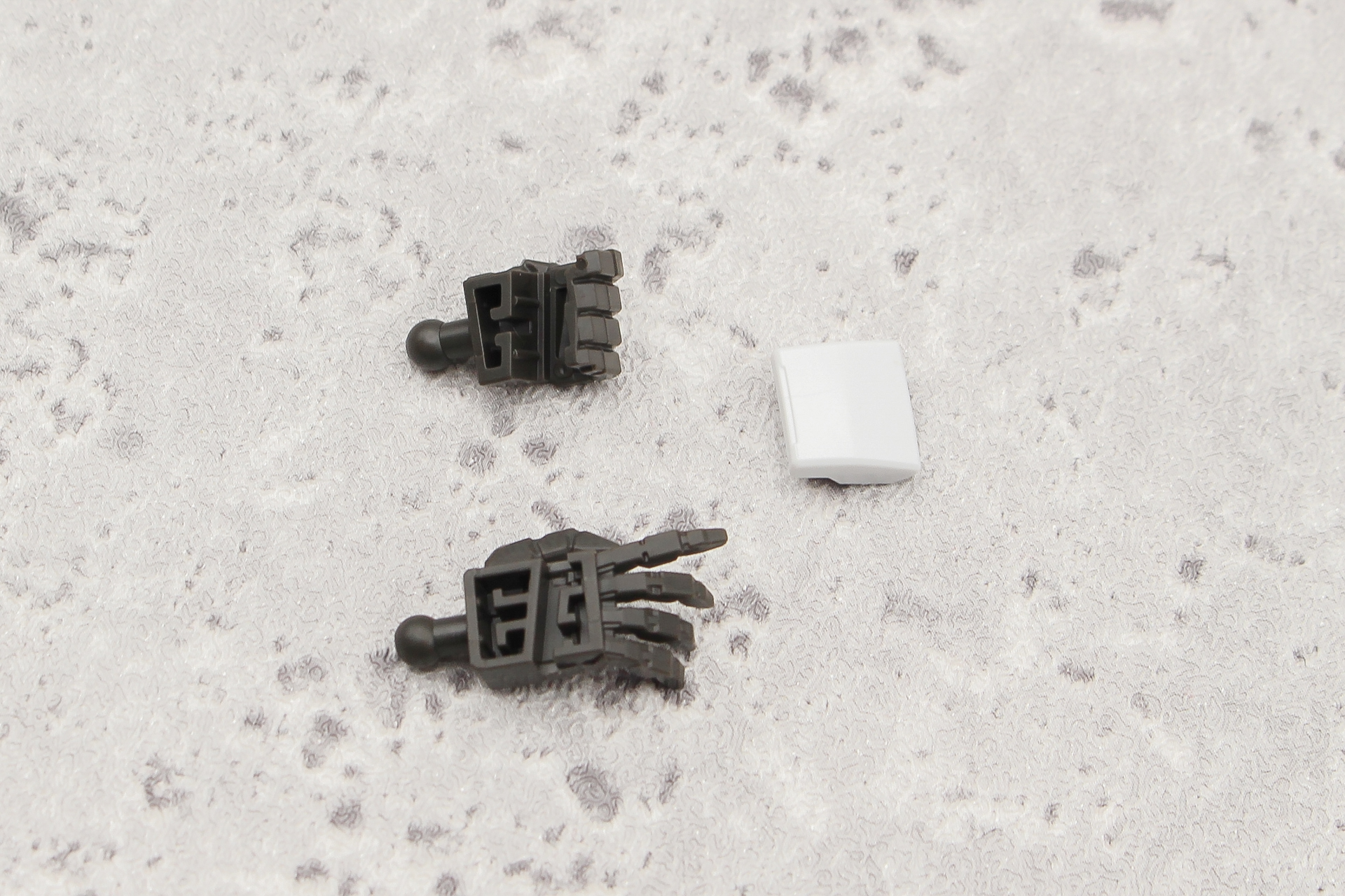 手首は握りと平手を選んで組み立てる。後者はこのキット独自のパーツだ