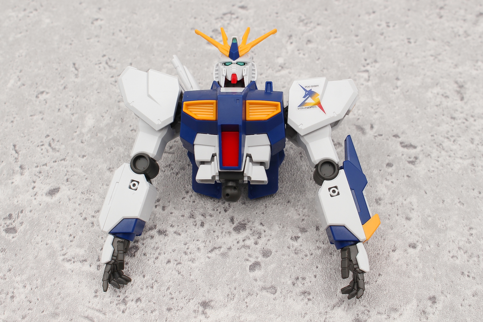 頭部、胸部、腕を取り付けて上半身が完成