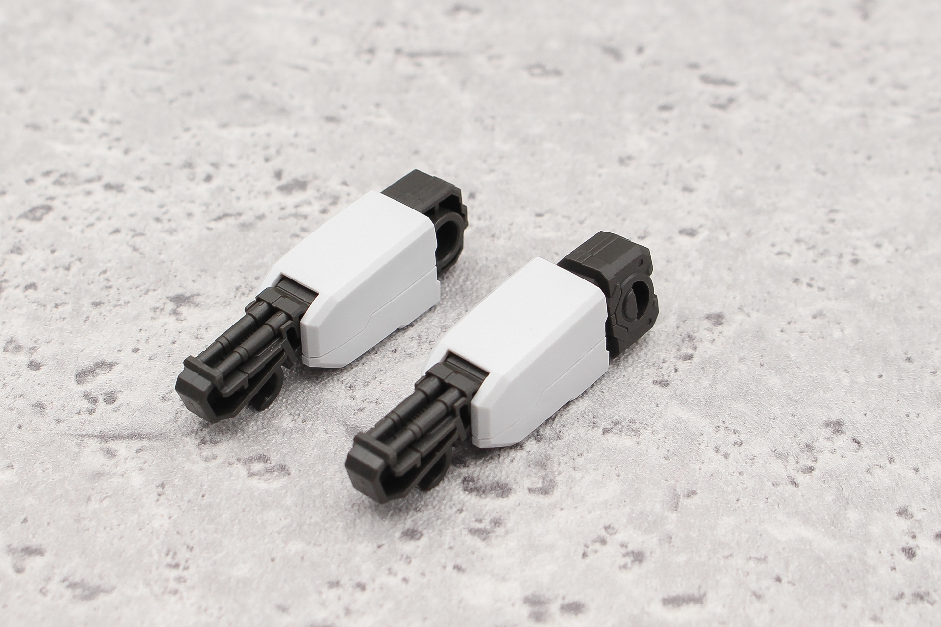 太ももの組み立て。右下がヒザ関節、上が股関節となる。こちらも左右共通だ