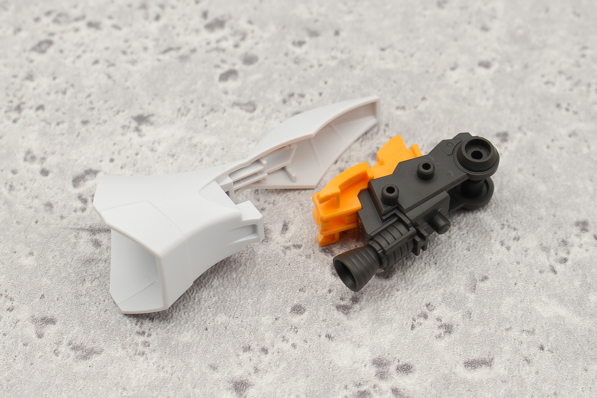 ふくらはぎの組み立て。黄色いパーツは脚部バーニアの色分け用のものだ