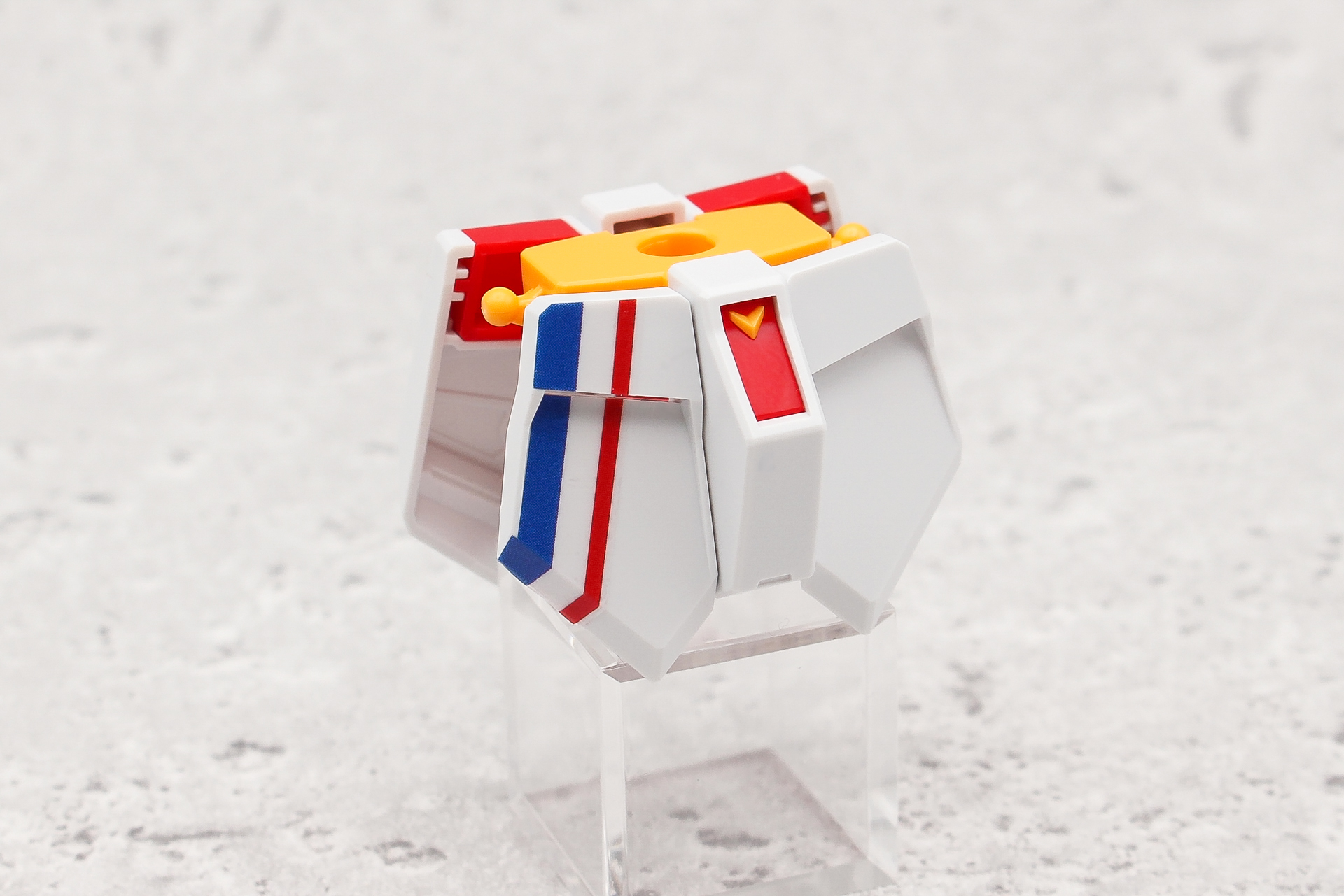 右側のフロントスカートにストライプのシールを貼る