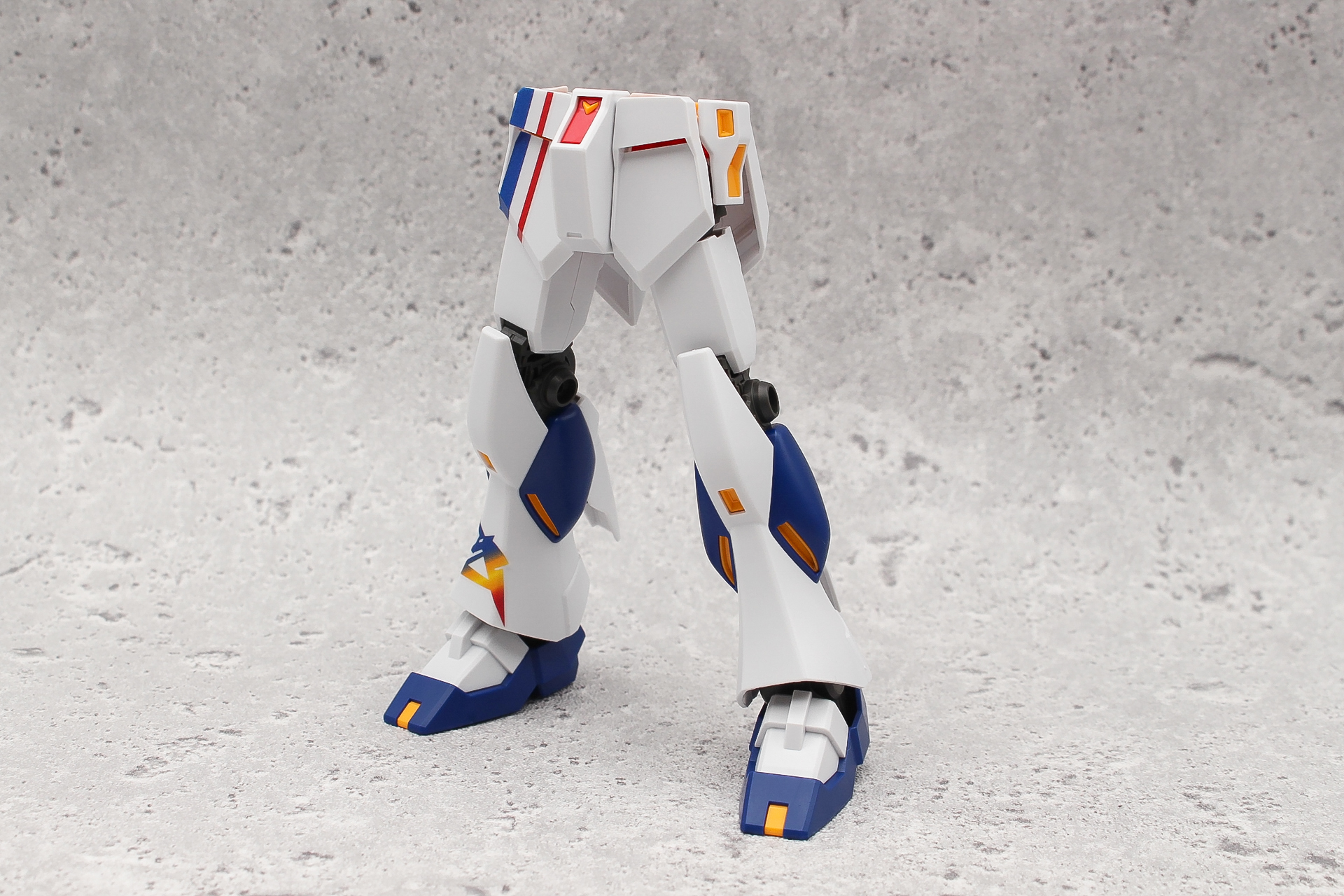 脚部を取り付け、サイドスカートを取り付けて下半身が完成