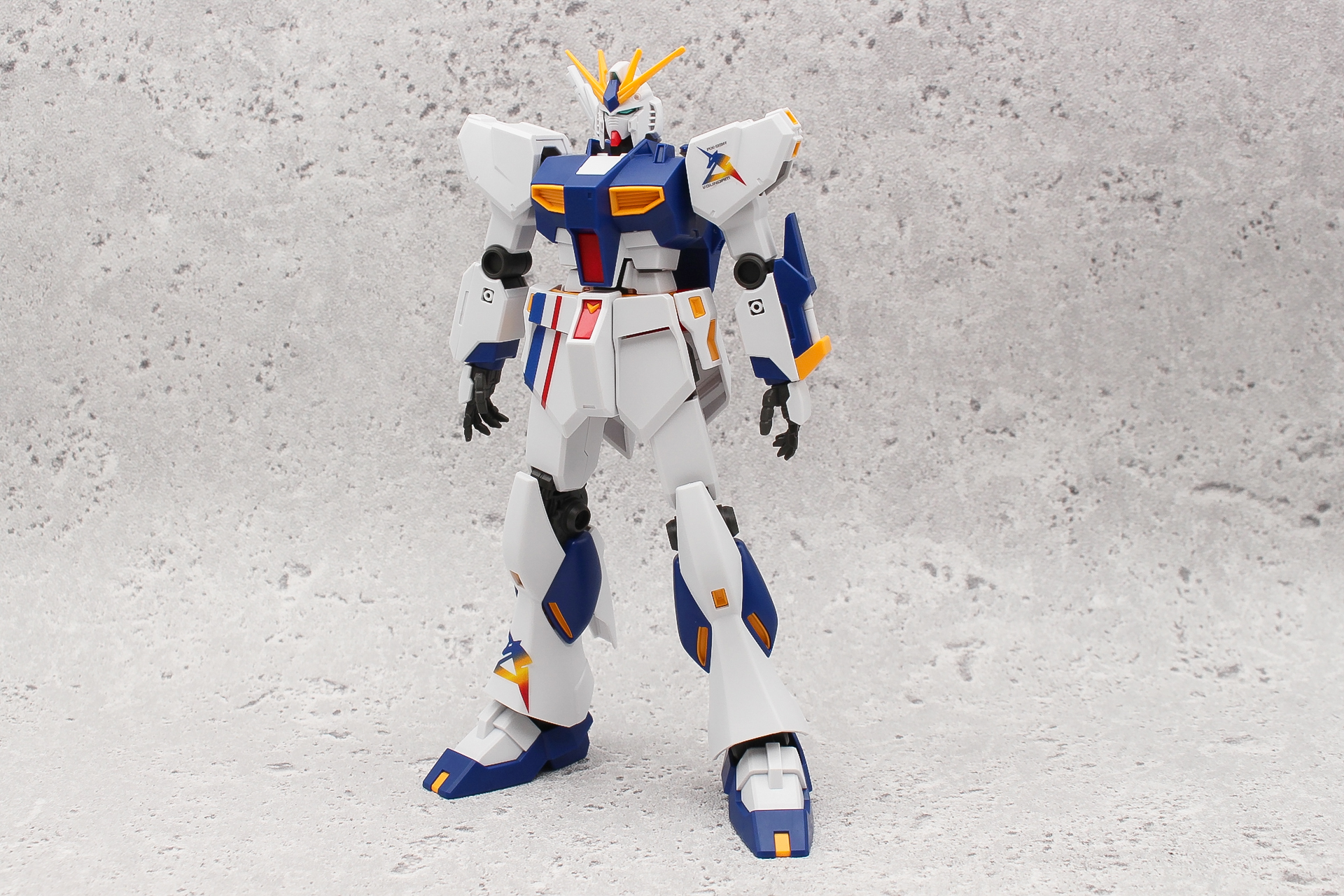 上半身と下半身を取り付けて本体が完成。色味が違うことで、オリジナルのνガンダムともひと味違う雰囲気がある