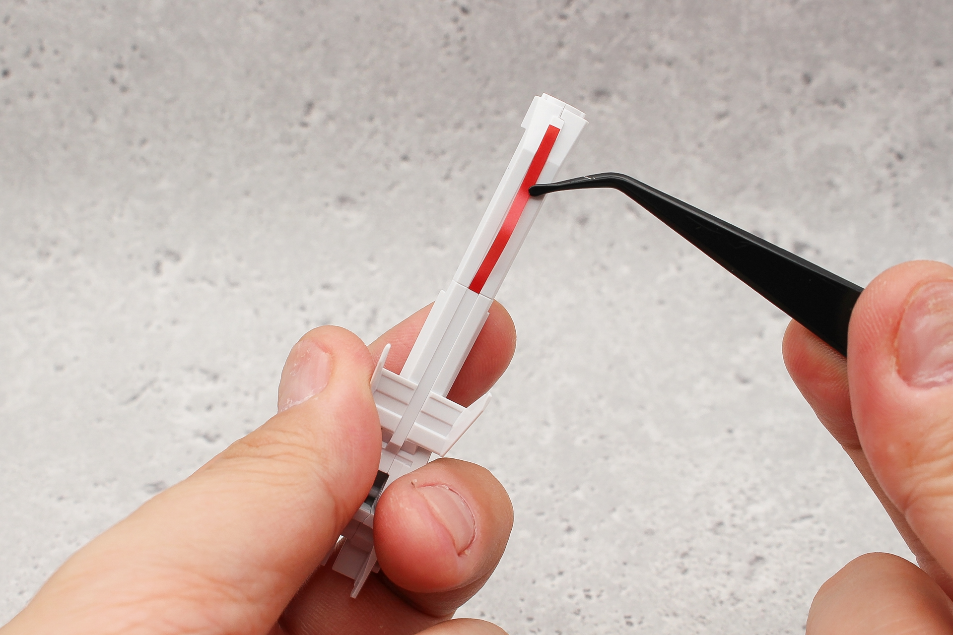 赤のラインはシールで再現。溝に沿って貼ればOK