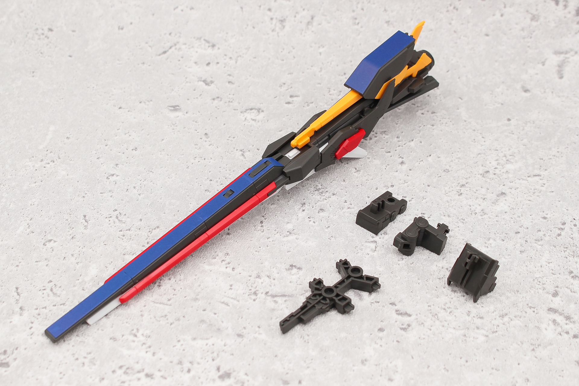 先端部分を取り付けて完成。右下はジョイントパーツ3種と、変形用パーツ