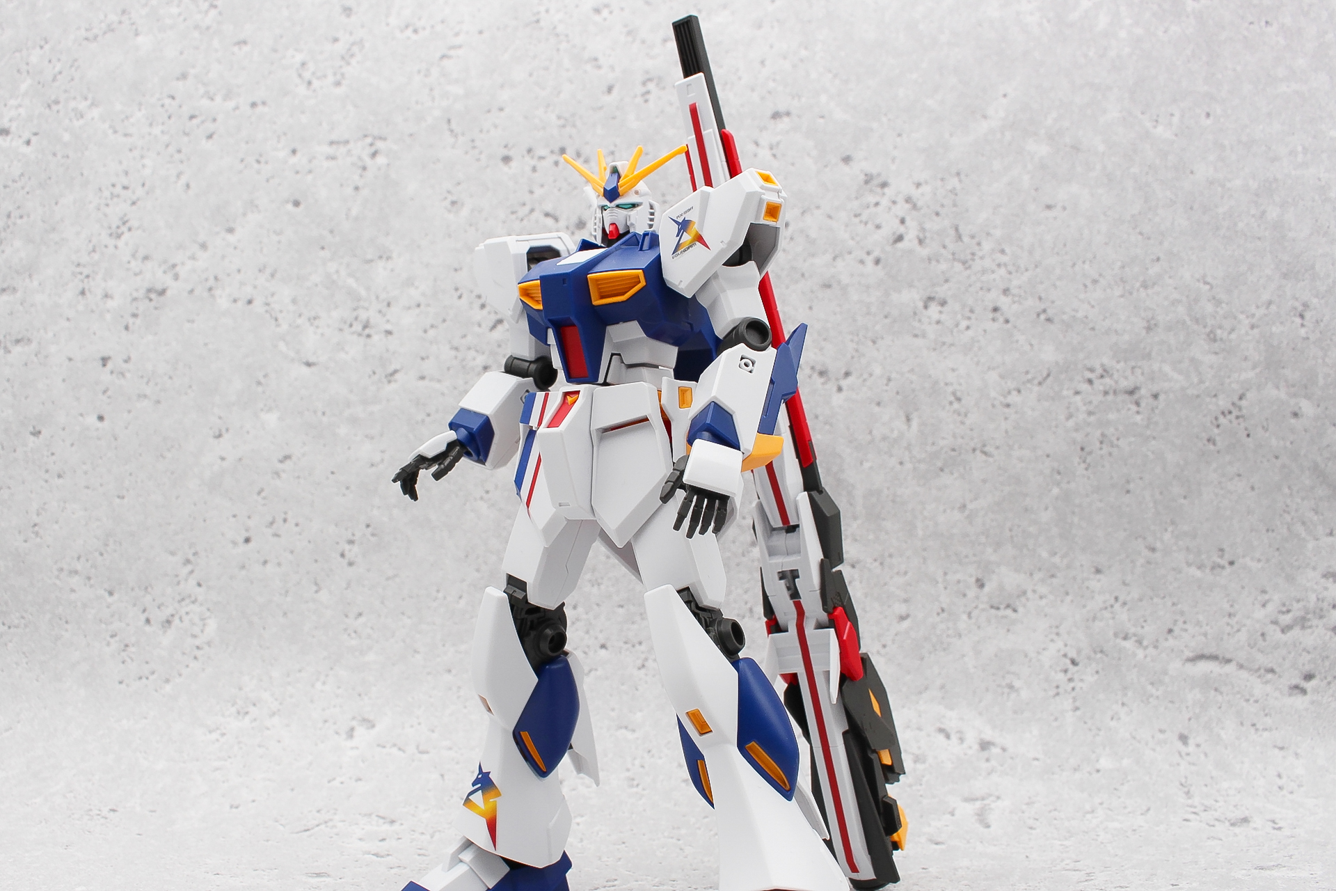 ロングレンジ・フィン・ファンネル先端のスリットにジョイントを取り付けて、立像状態の完成。飾るときはこの姿がしっくりくる