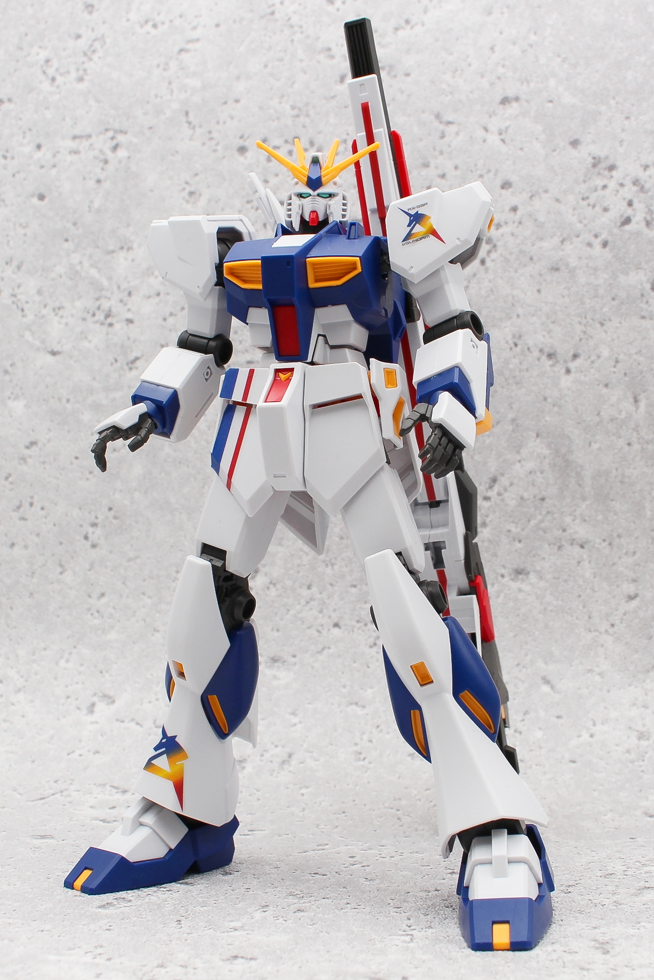 背面。ロングレンジ・フィン・ファンネルの存在感が際立っている