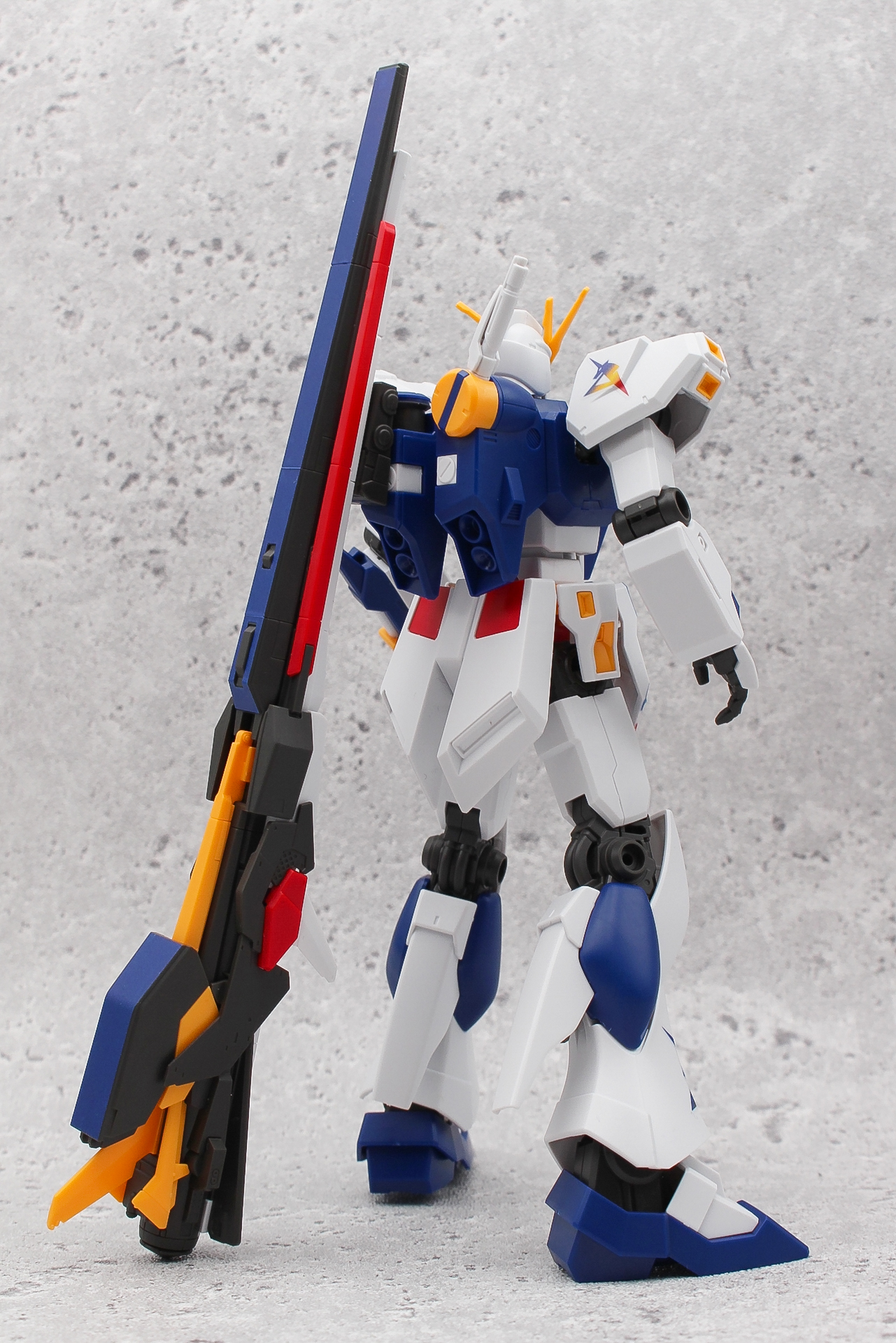 背面。ロングレンジ・フィン・ファンネルの存在感が際立っている