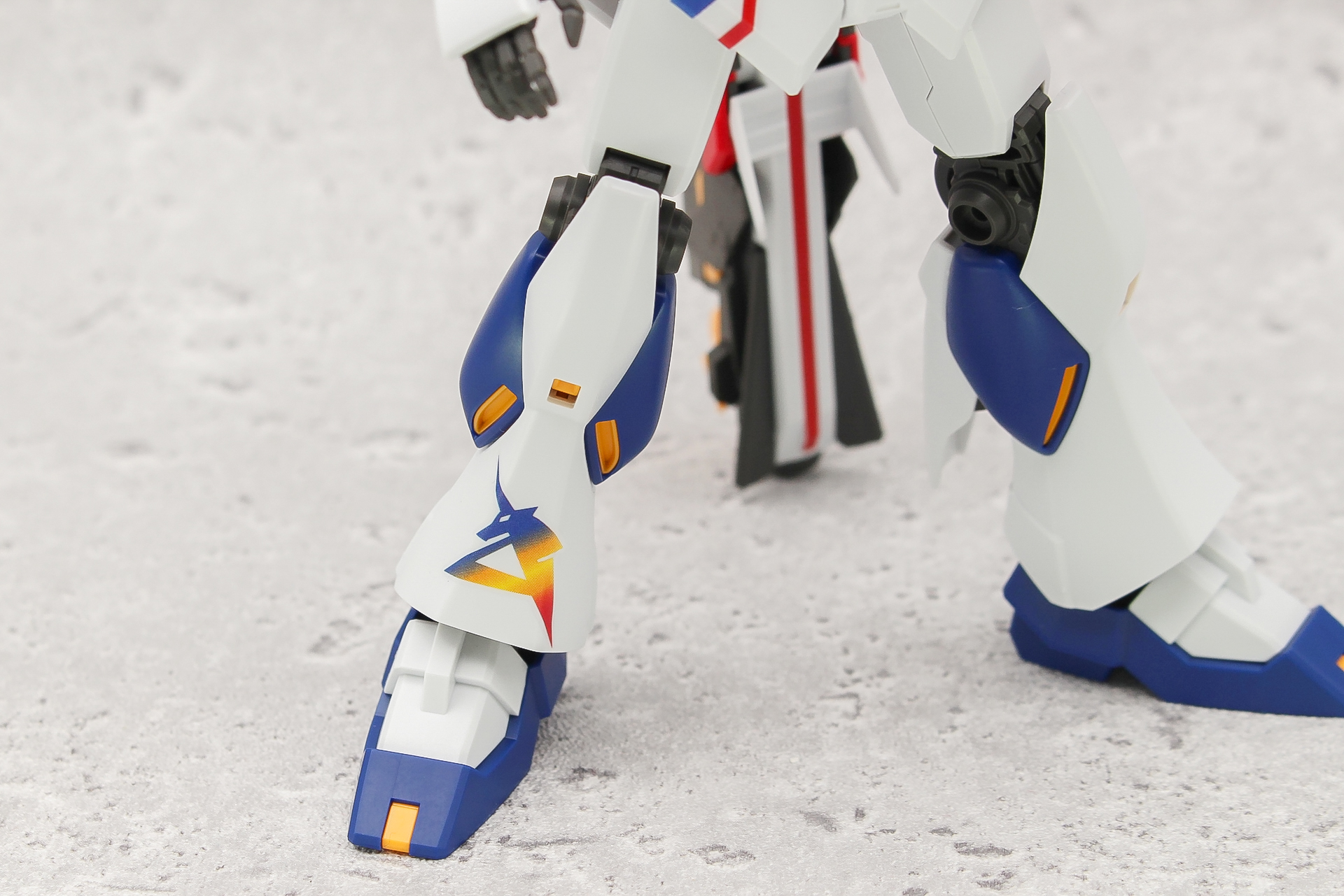 一際大きな右脚のパーソナルマーク