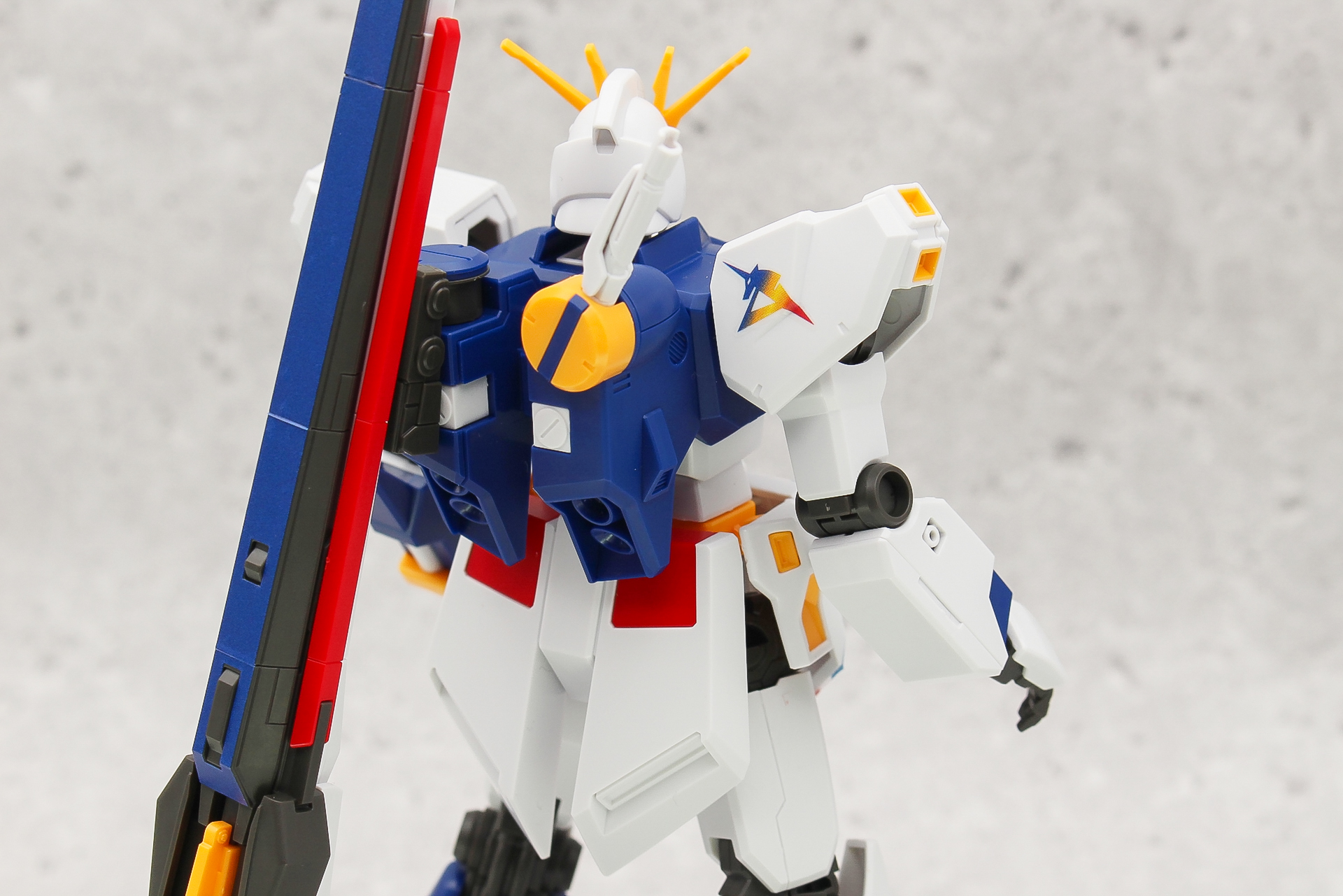 右肩の裏側にもマークがある。ギミックなどは「EG νガンダム」に準じている