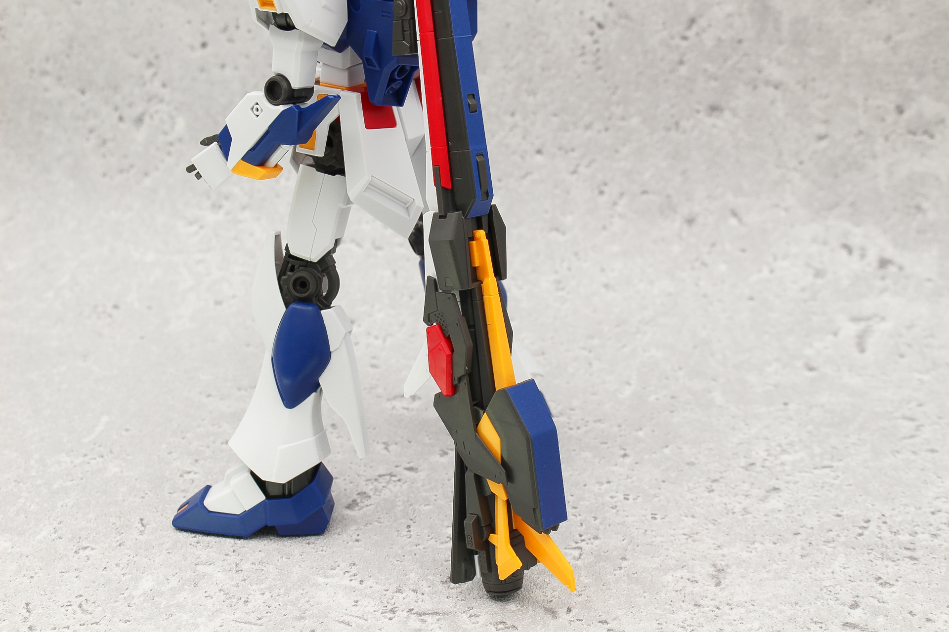 ロングレンジ・フィン・ファンネル。後端はかなり凝ったデザインだ