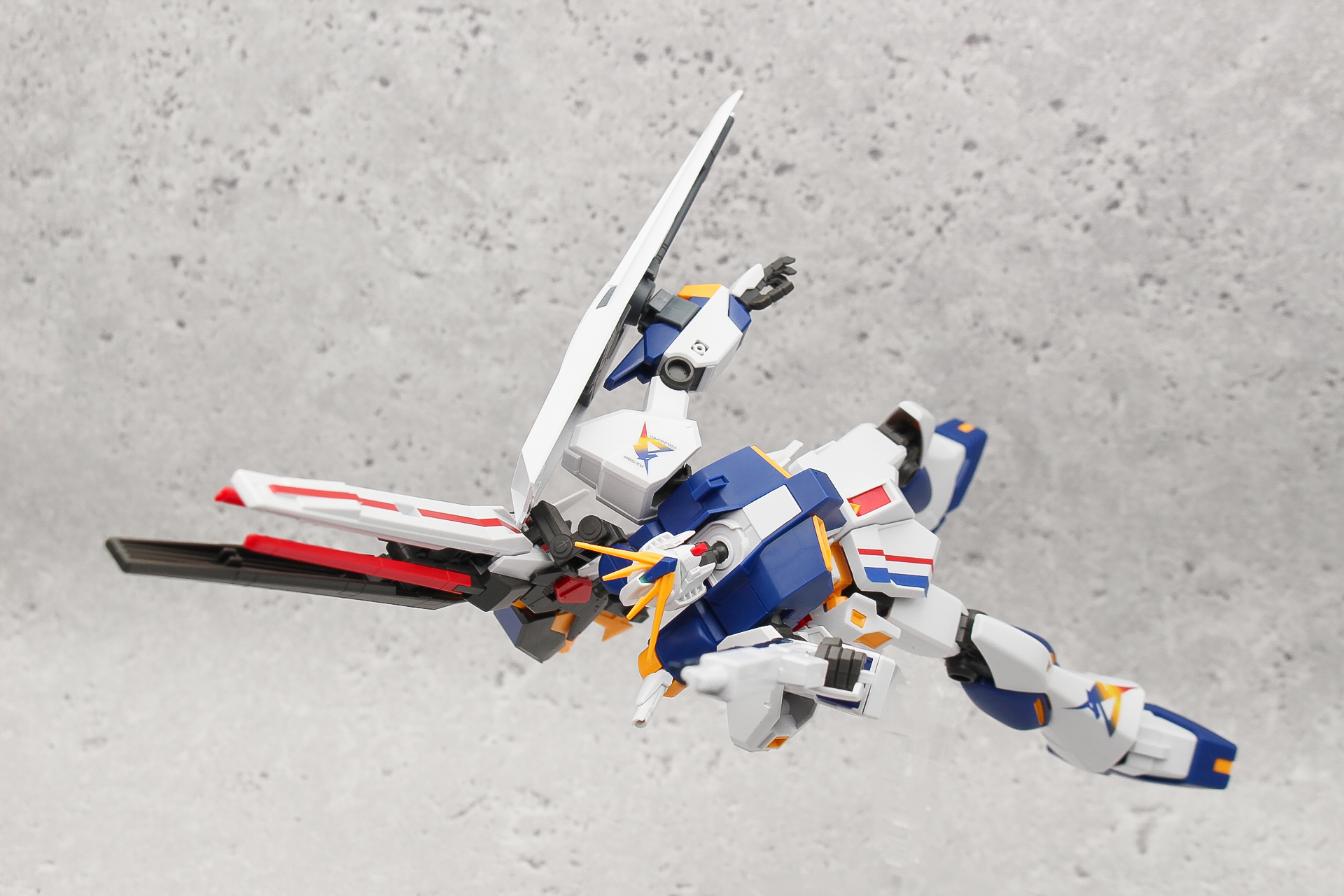 ディスプレイ台はアクションベースに対応。関節が若干甘いので、派手なポーズを取るためにはちょっとした工夫が必要だ