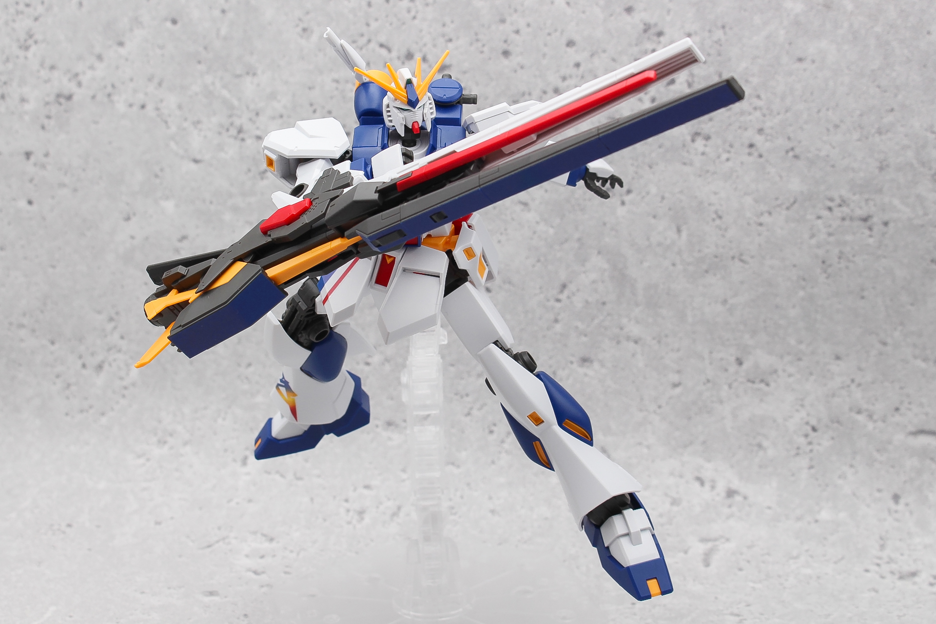 ディスプレイ台はアクションベースに対応。関節が若干甘いので、派手なポーズを取るためにはちょっとした工夫が必要だ