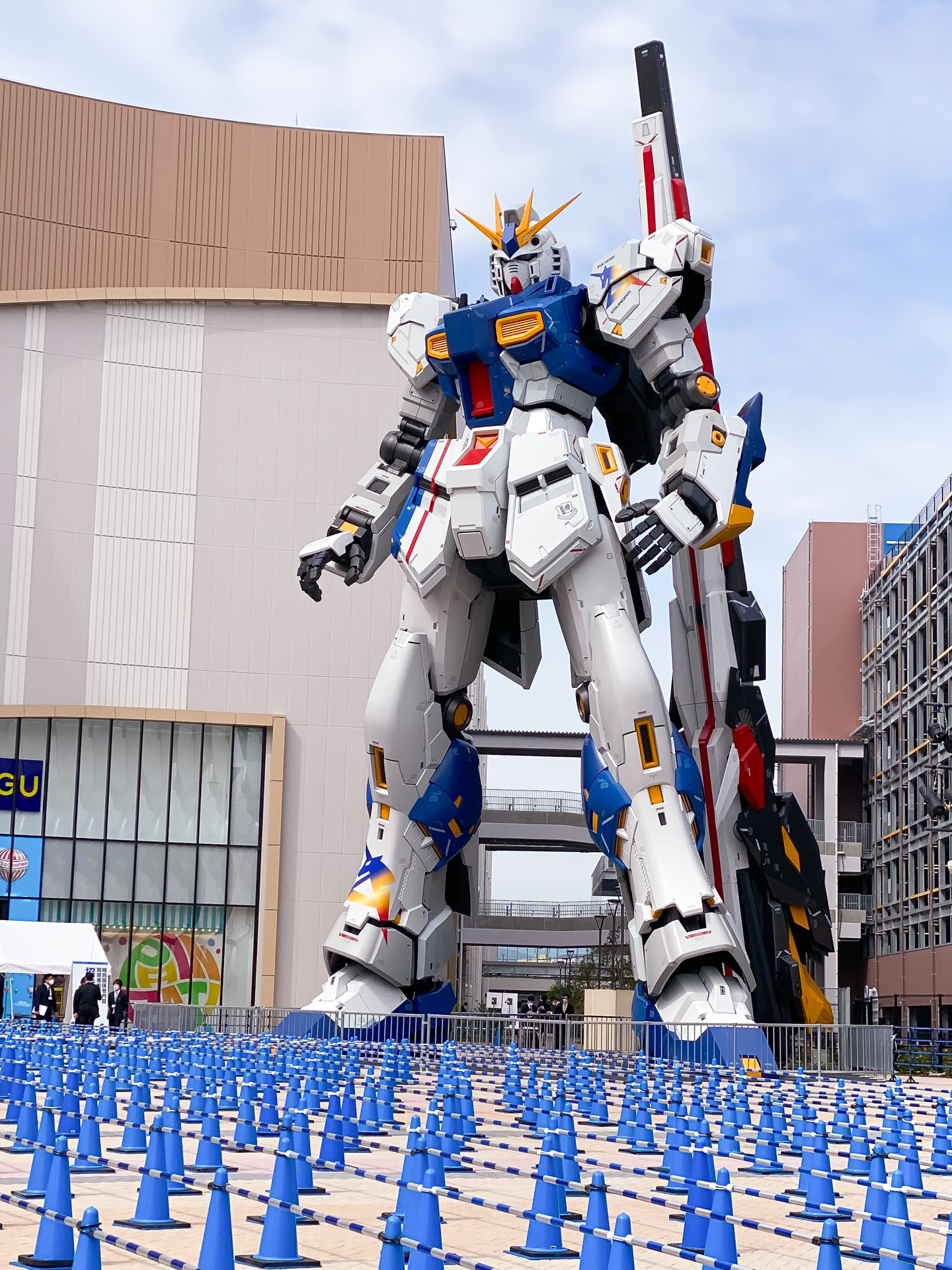 ららぽーと福岡に降り立った新しいνガンダム。全高24.8mで、足元に写った人物と比較するとかなり大きいことがわかる