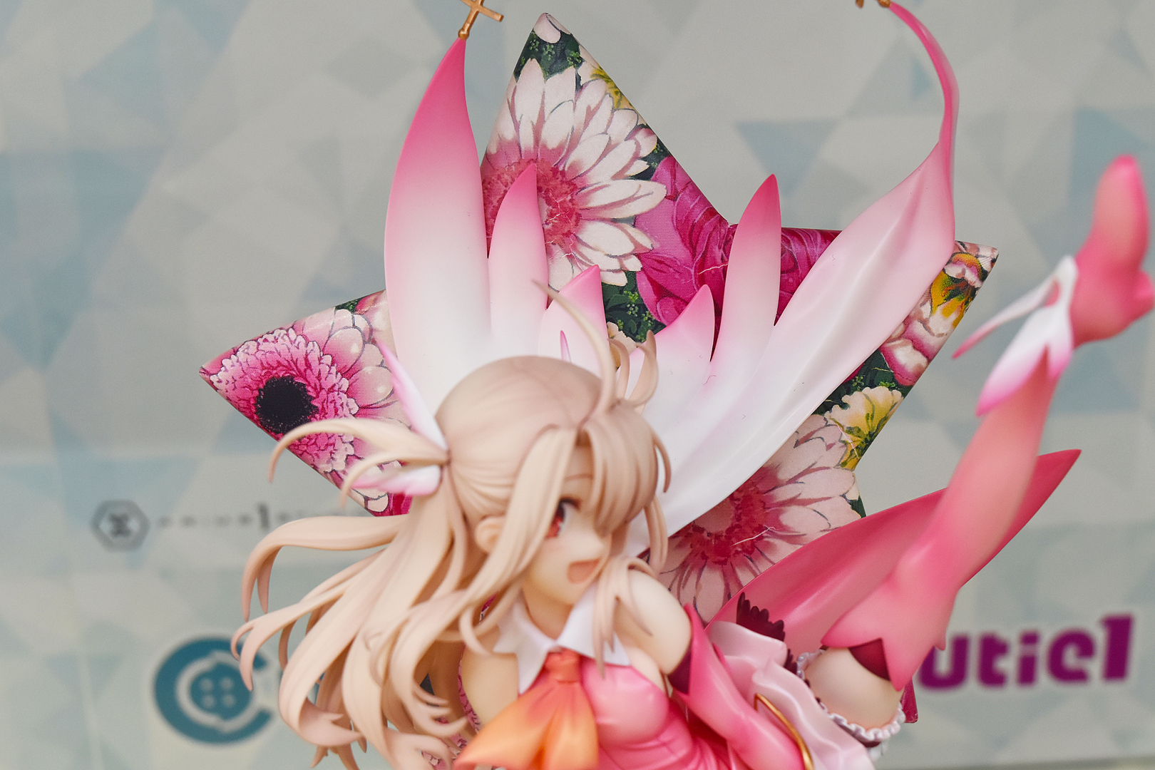 大きな星に花々がプリントされ、まさに華のある台座となっている