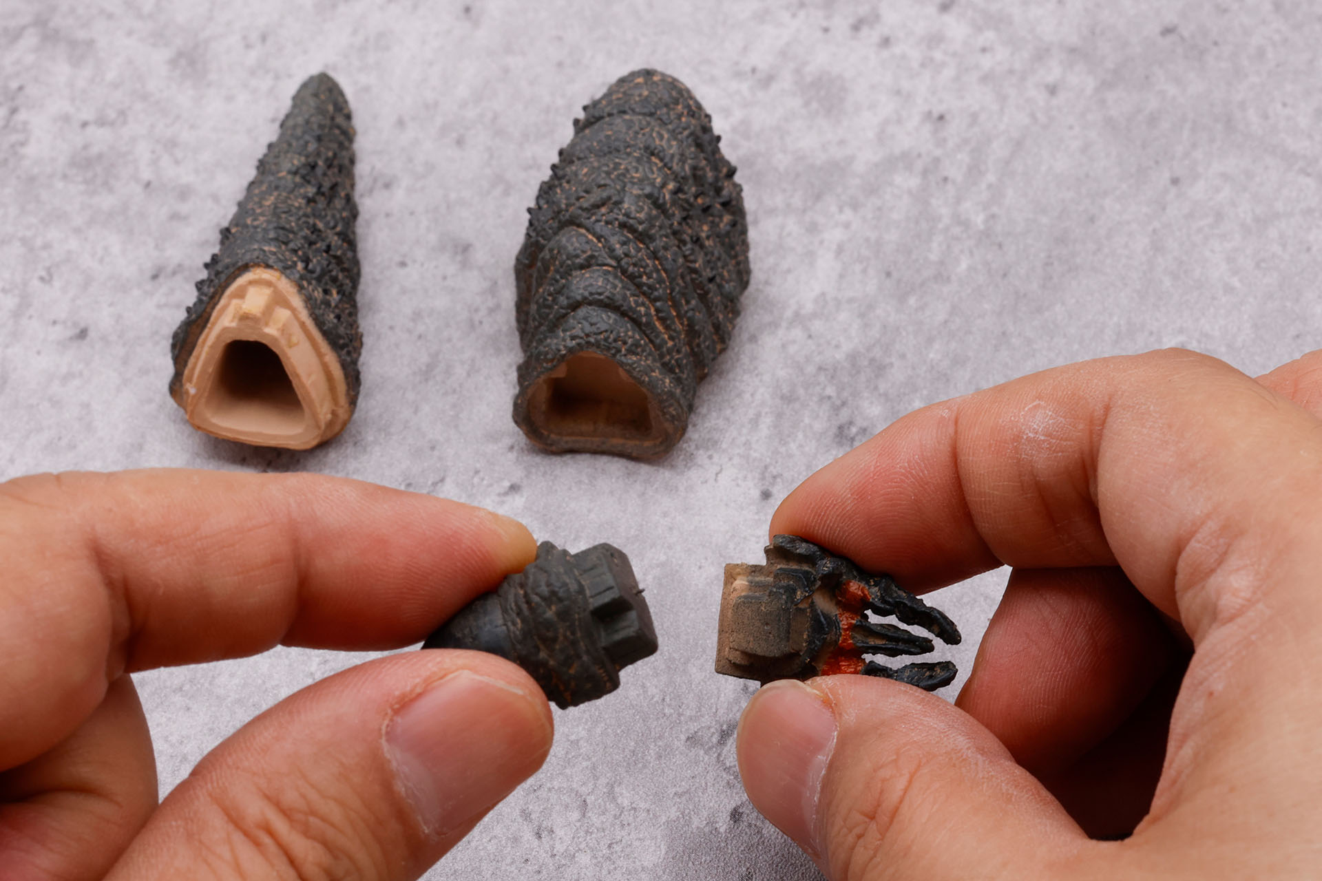 グラボイドの本体は4つのパーツに分かれているので、それらを組み合わせていこう