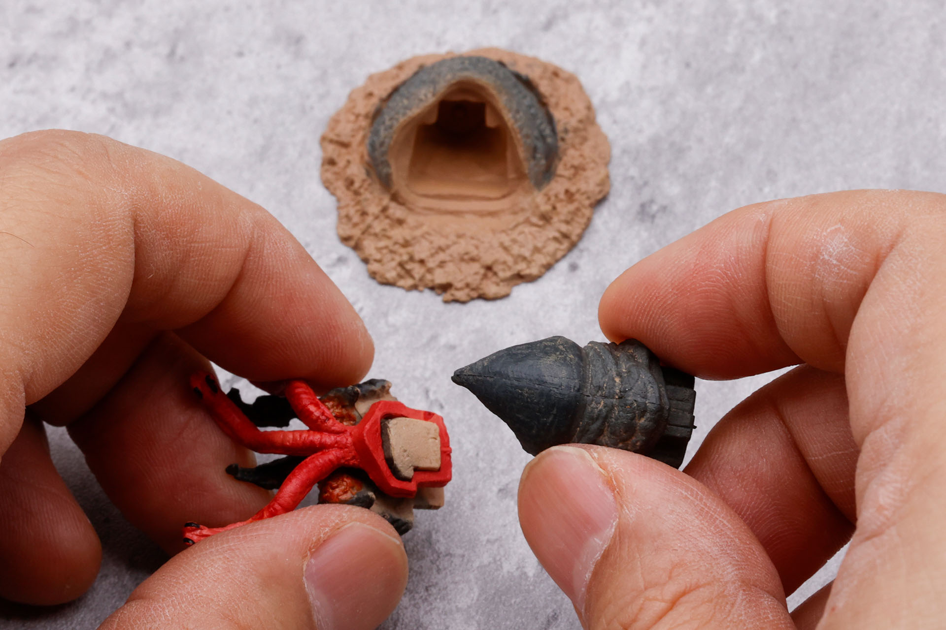 こちらも4つのパーツに分かれているが、上顎パーツだけを流用して組み立てていく