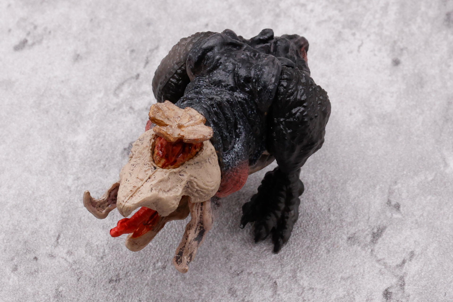 頭の目のように見える部分は、熱探知センサーだ。普段は閉じているが、今回は開いた状態で再現されている