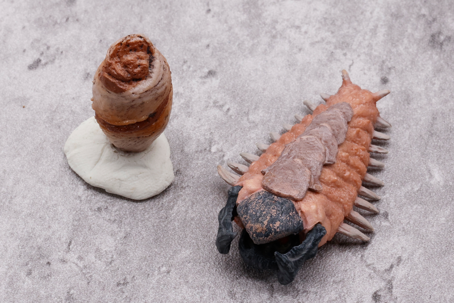 これはちょっと大げさだが、卵を練り消しで立たせてみた。ちなみに、トップの写真も練り消しの量を調整して自立させている。