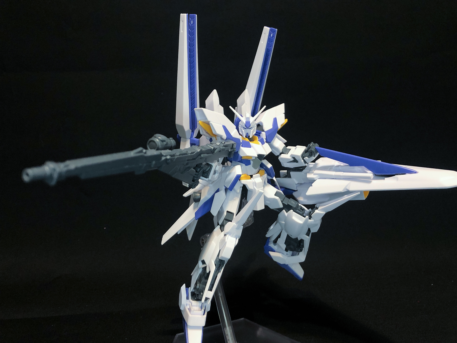 仮組みを行なったガンダムデルタカイ。武装が多く迫力があります。