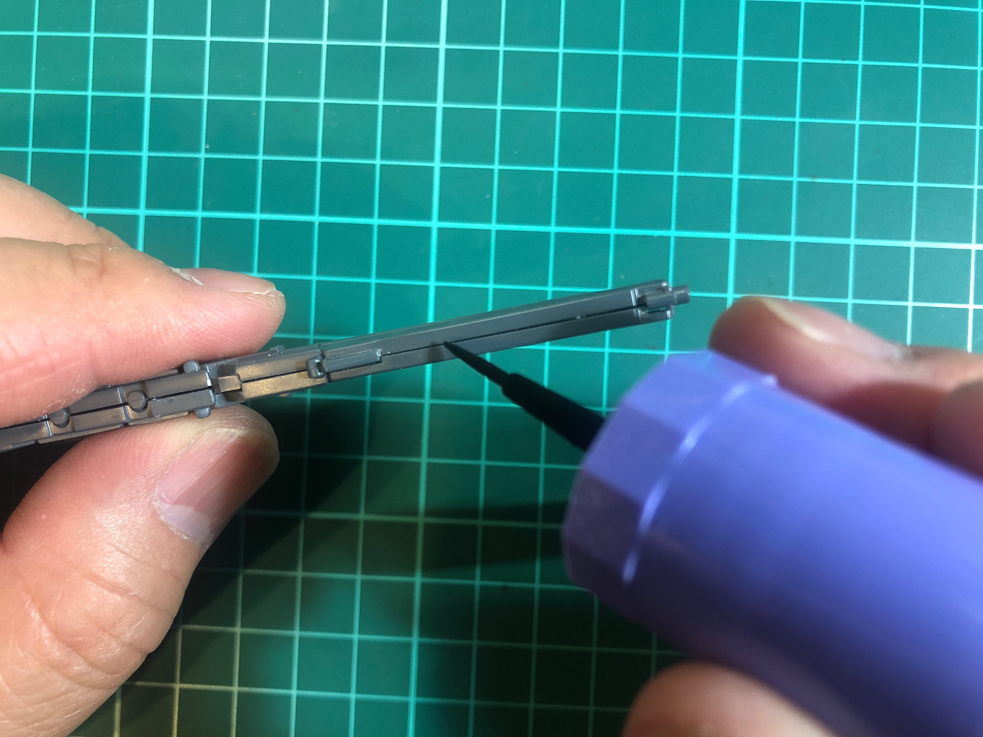 今回の合わせ目消しには流し込み接着剤「GSIクレオス Mr.セメントSPB（ブラック）」を使用しました。