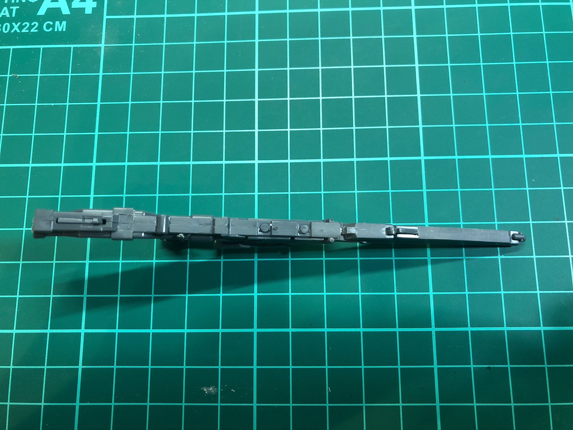 合わせ目消しが完了したロング・メガ・バスター。この上から塗装すれば合わせ目は分かりません。