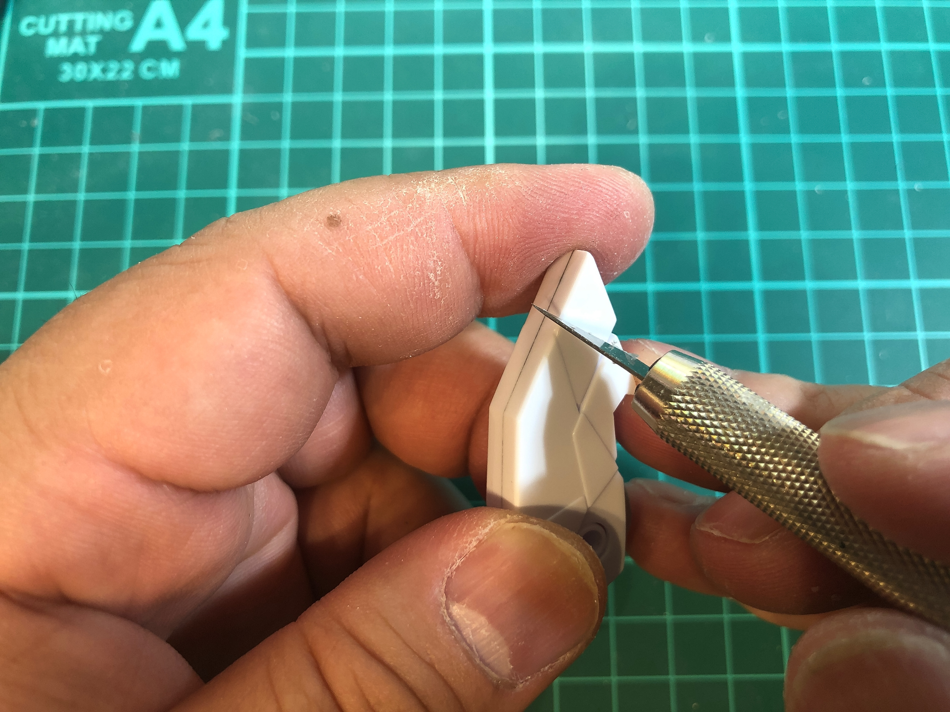 デザインナイフにてカンナ掛けを行ないます。かんな掛けの際は力を入れすぎないように注意して作業します。