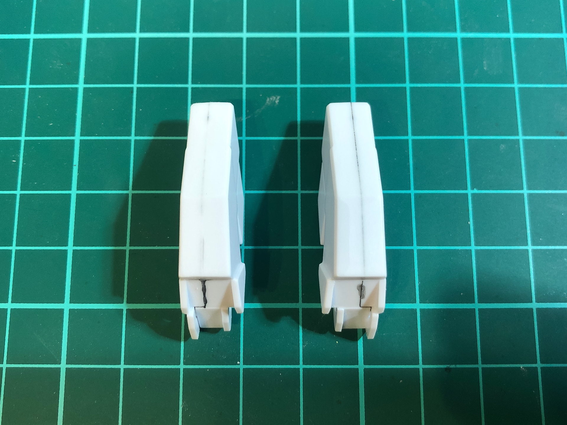 右側がかんな掛けの完了した肩パーツ。エッジがハッキリとすることでメリハリが出てカッコ良くなります。