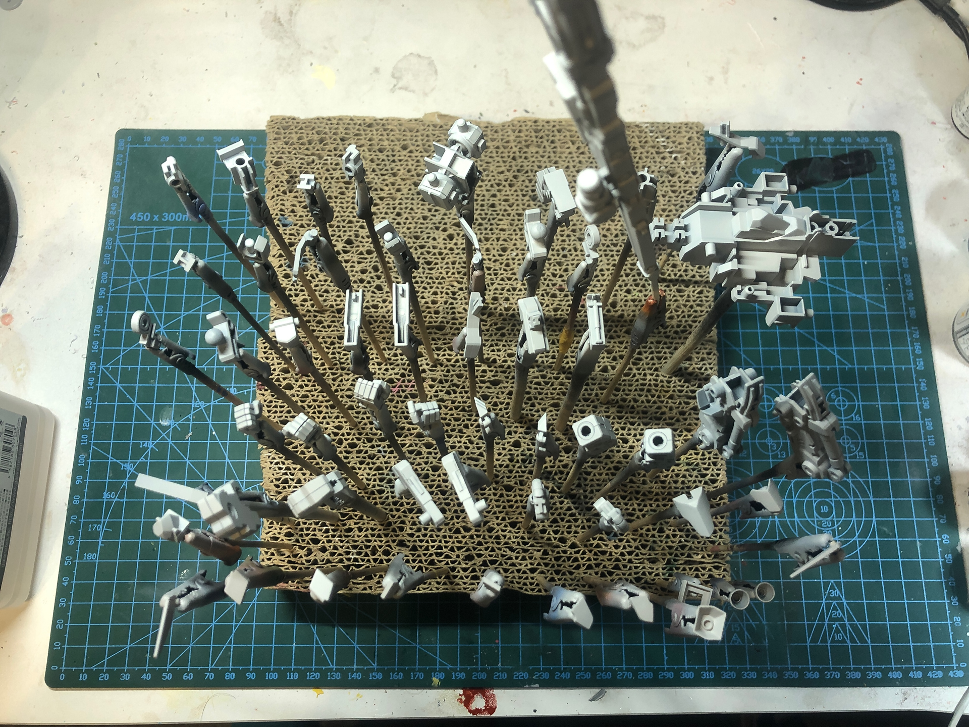 サーフェイサーを塗装したパーツ。オーソドックスなライトグレーに仕上がっています。