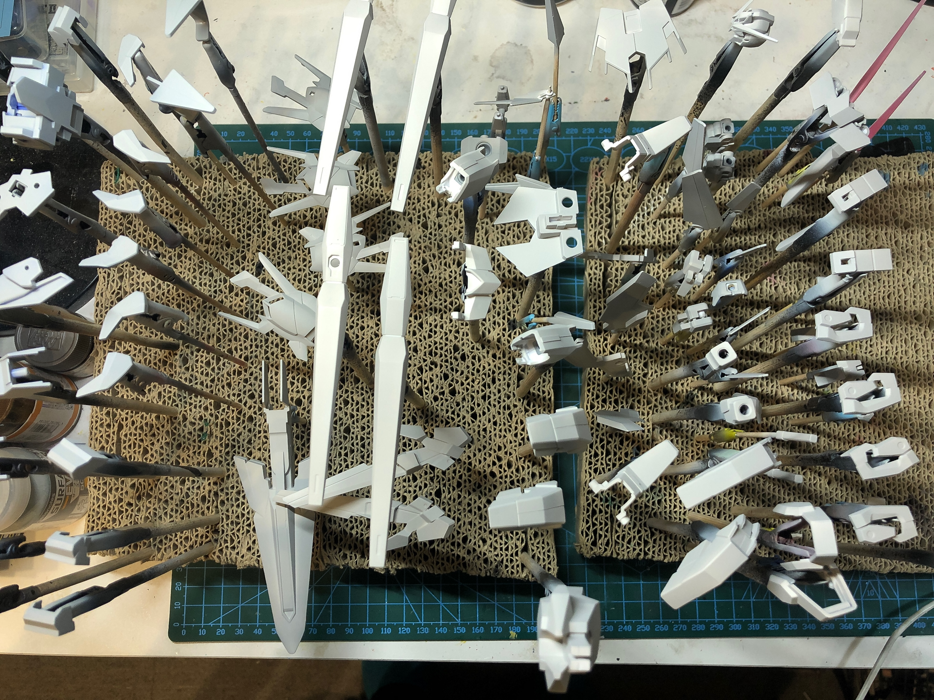 サーフェイサーを塗装した外装パーツ。表面の粗さを均一にするため、すべてのパーツにサーフェイサーを塗装しています。