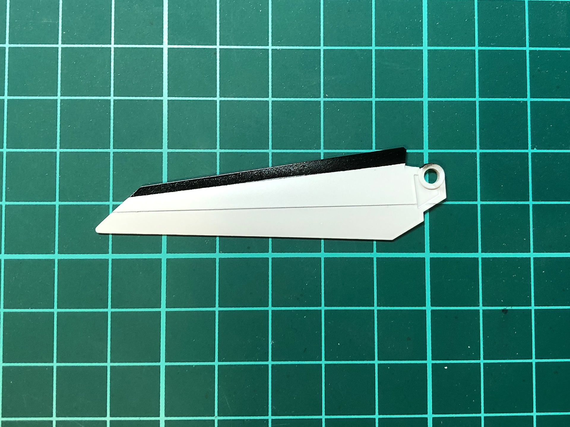 下地色を塗り分けた主翼パーツ。完成時白色となる個所をホワイトで、紫色となる個所をブラックで塗り分けています。