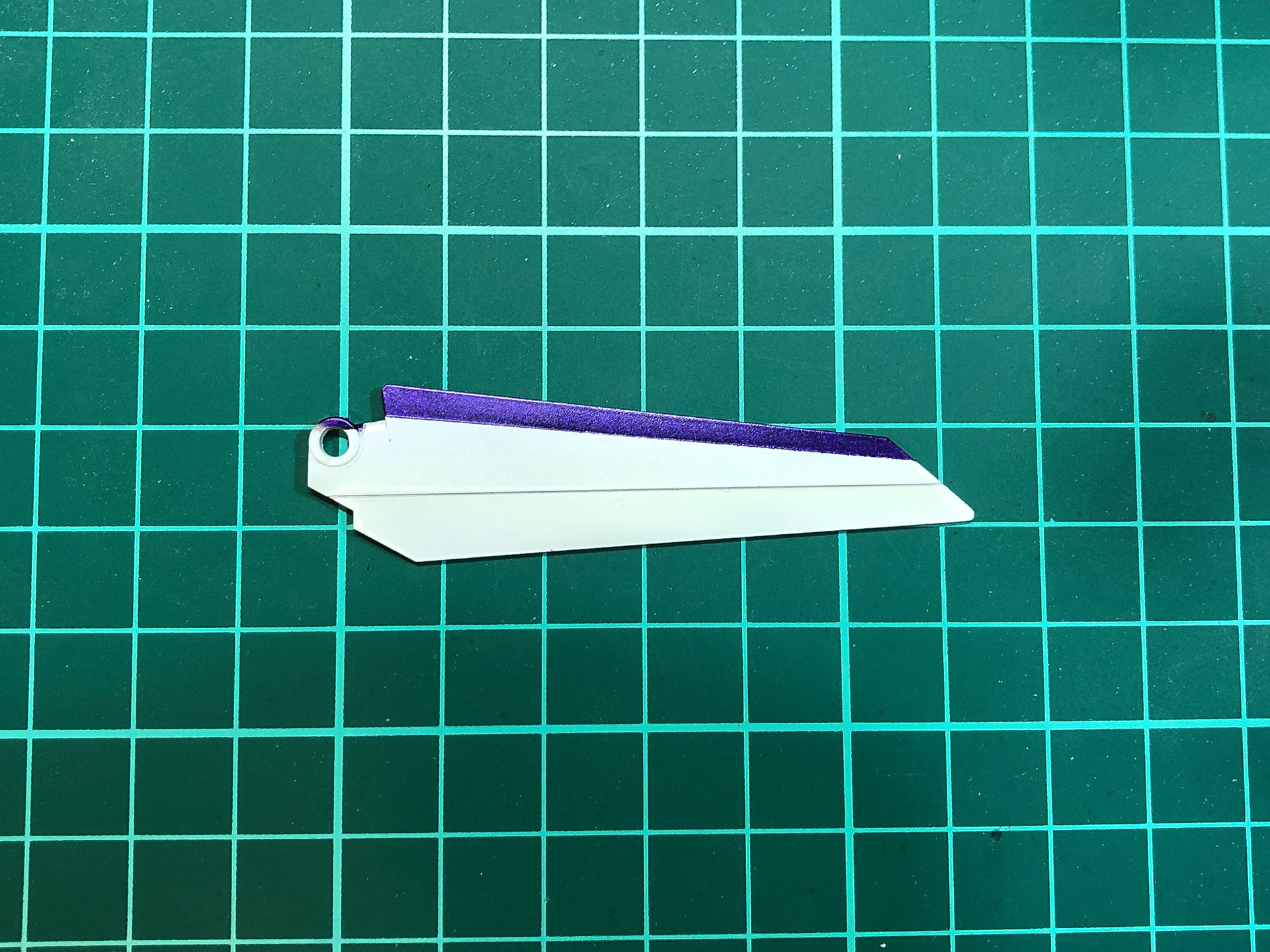 パール塗料を塗装した主翼パーツ、白下地はパールホワイトに、黒下地はメタリックパープルに仕上がりました。