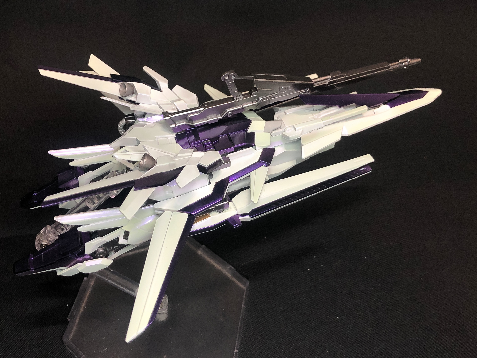 ウェイブライダー形態への可変機構を備えています。