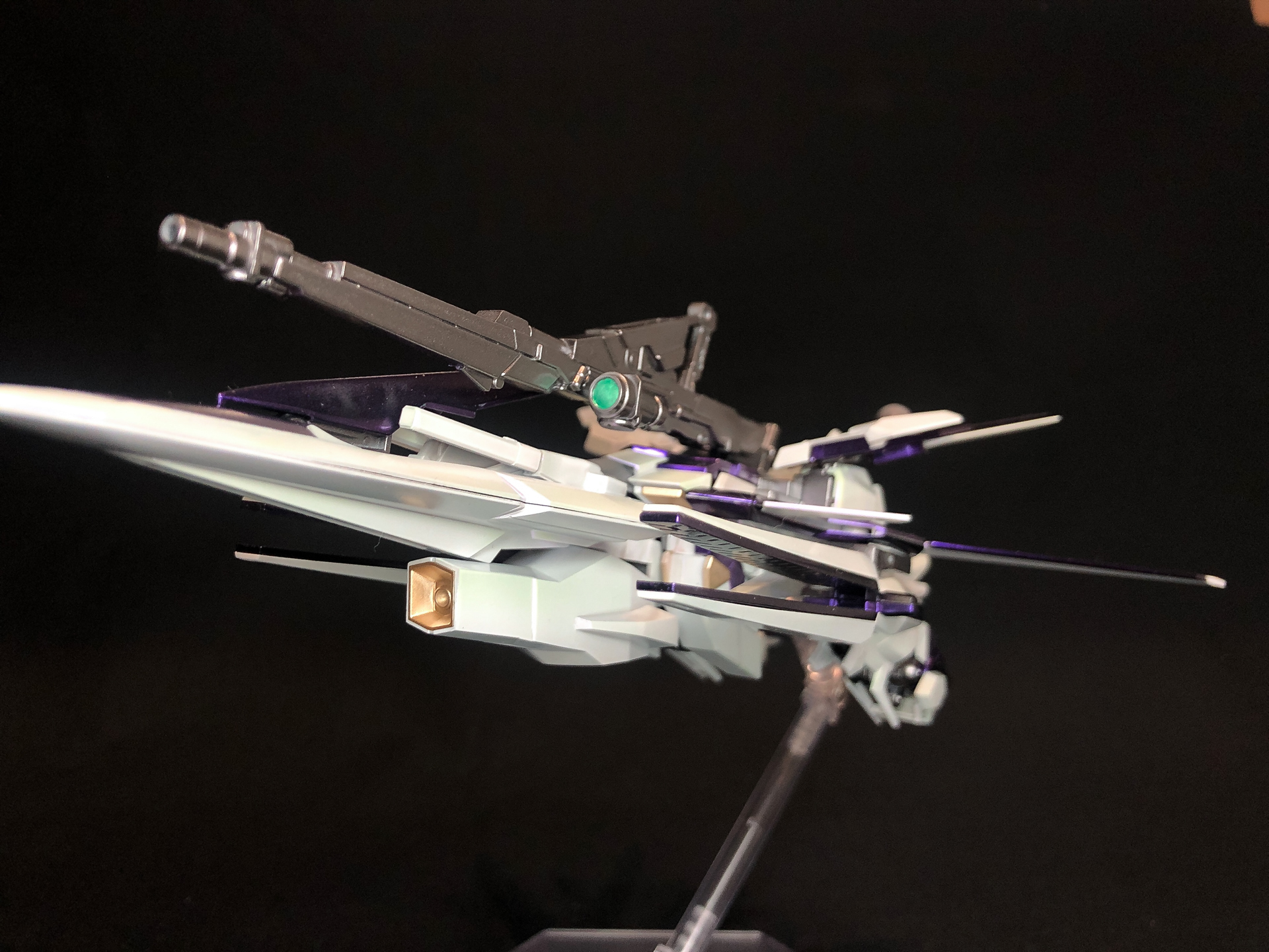 ウェイブライダー形態に変形させてみました。差し替え変形とすることで変形後も違和感のない形状になっています。