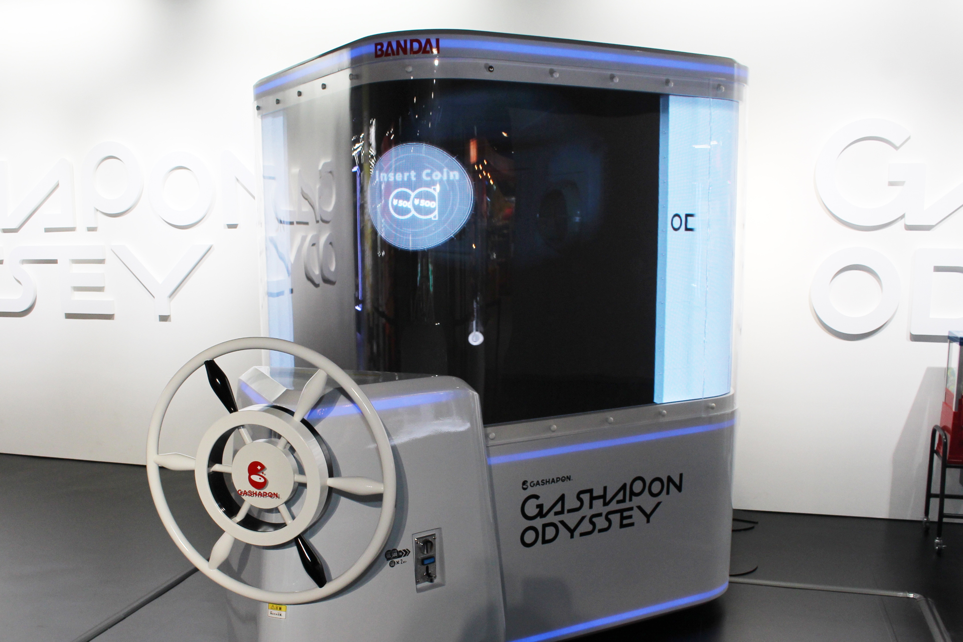 三角形の本体には約3.9平方mの大型LEDディスプレイが備えられている