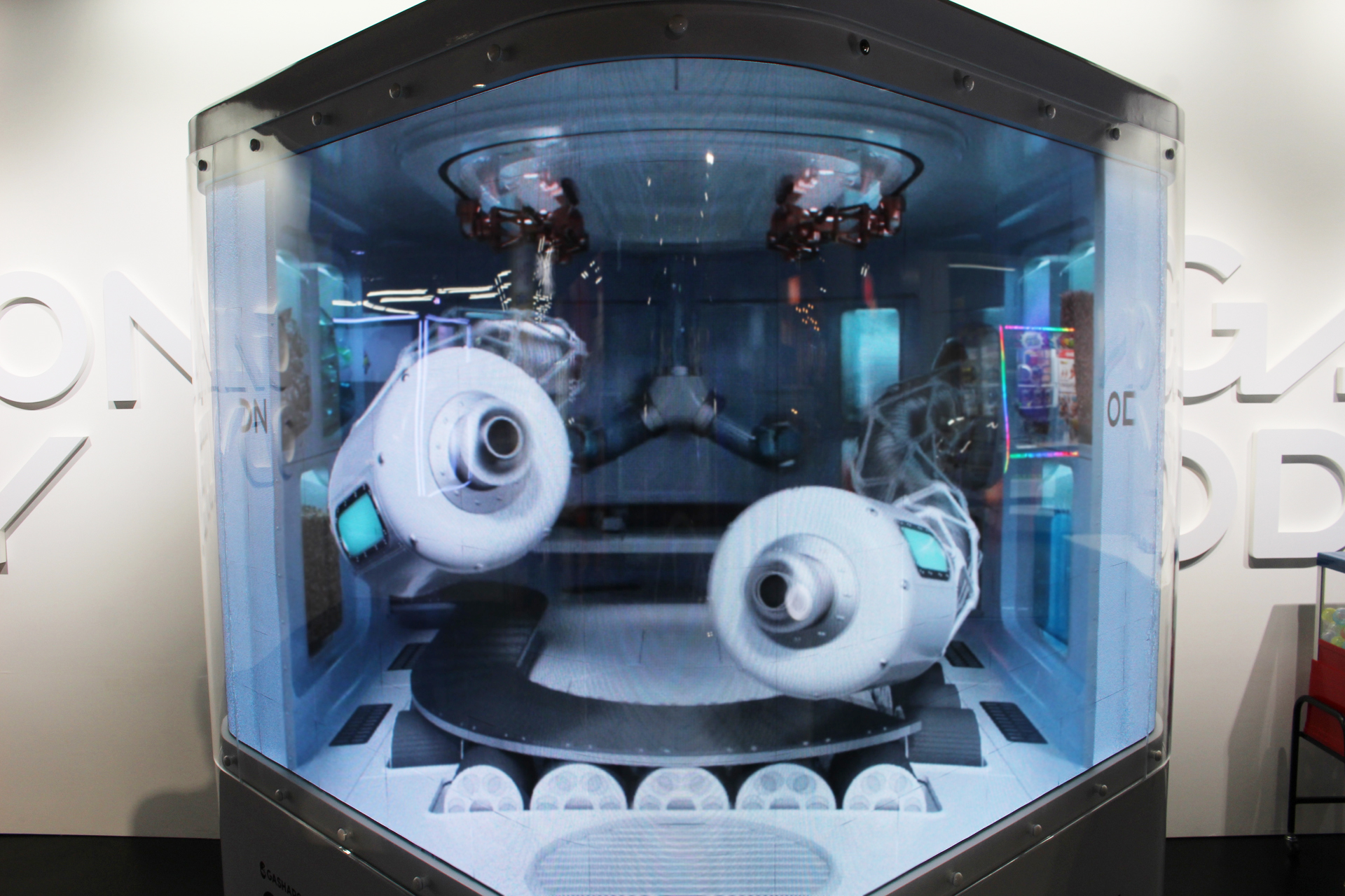 スクリーンはハンドル側のある正面から見ることで、奥行きがあるように見える