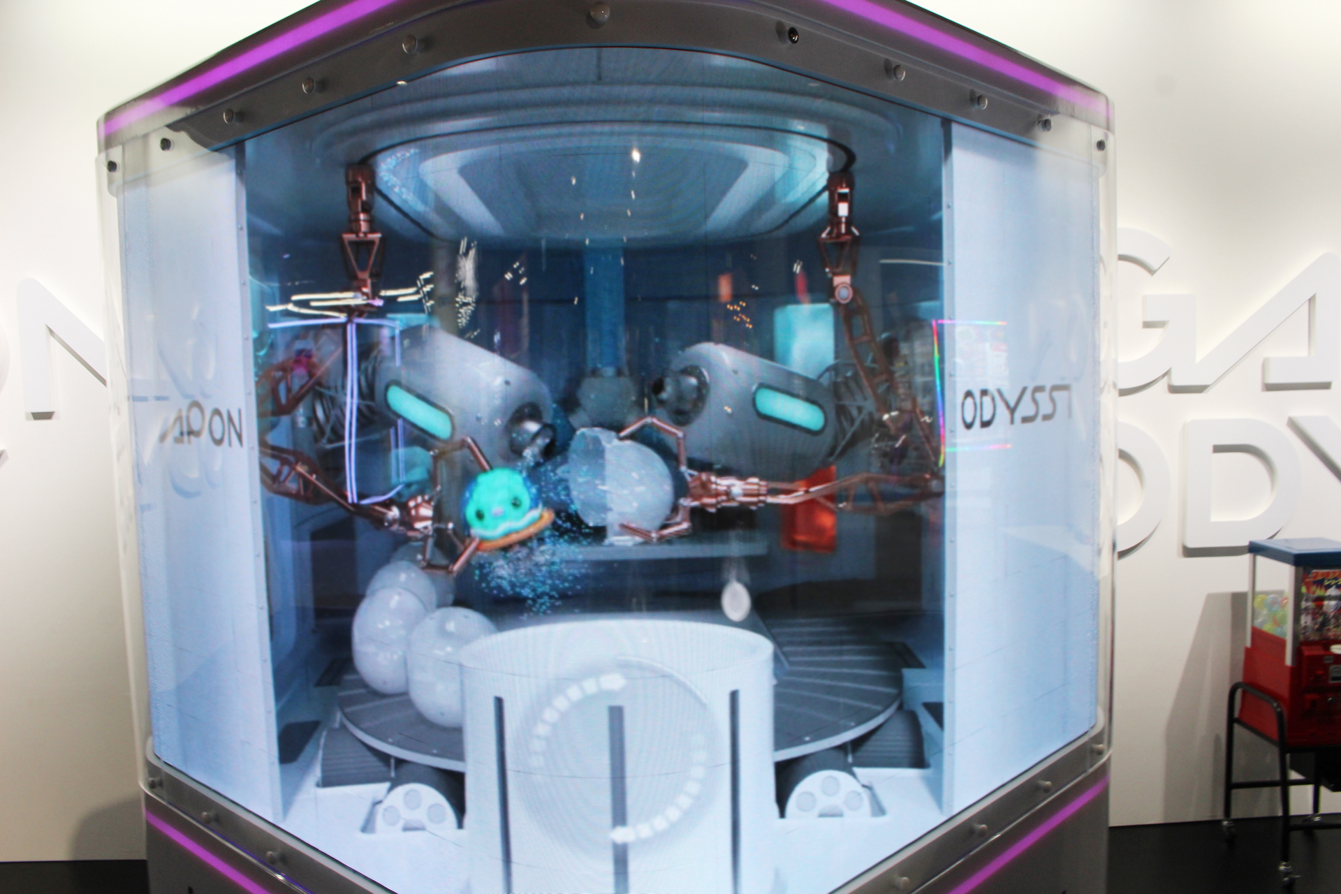 最後にアームがキャラクターをキャッチして、カプセルに入れてくれる