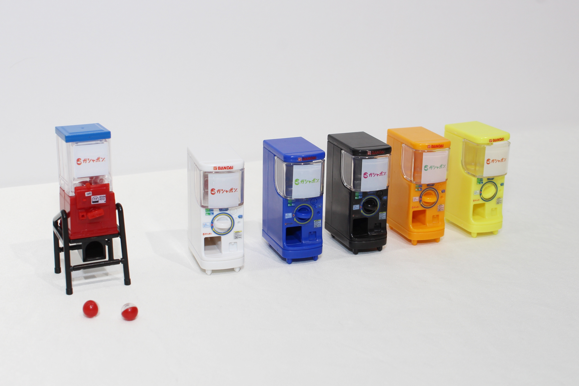 「1/12ガシャポンステーション」。5月中旬より順次発売予定（4月29日より対象9店舗にて先行発売）。価格は1回300円（税込）