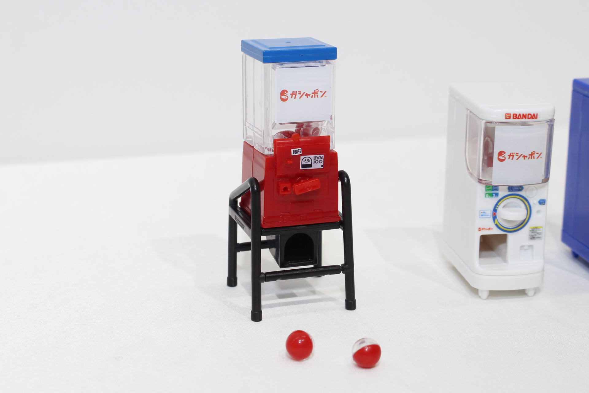 「1/12 BVM100」。それぞれハンドルが回せるギミックがあり、ミニカプセル6個とディスプレイシールが付属している