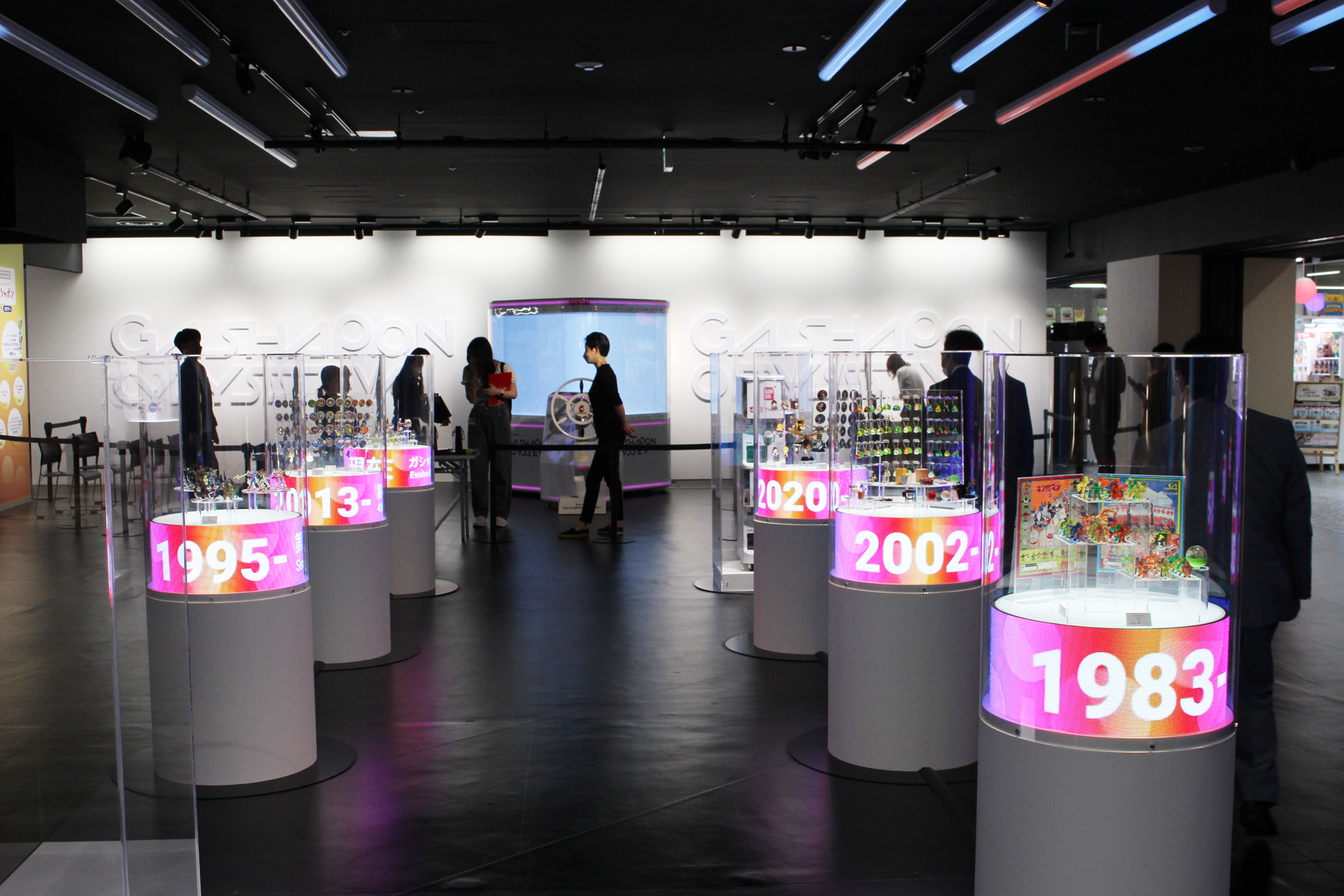 ガシャポンのデパート池袋総本店の「ガシャポン45周年記念展示」。キン消しや妖怪メダルなど、社会現象になったアイテムも展示されている