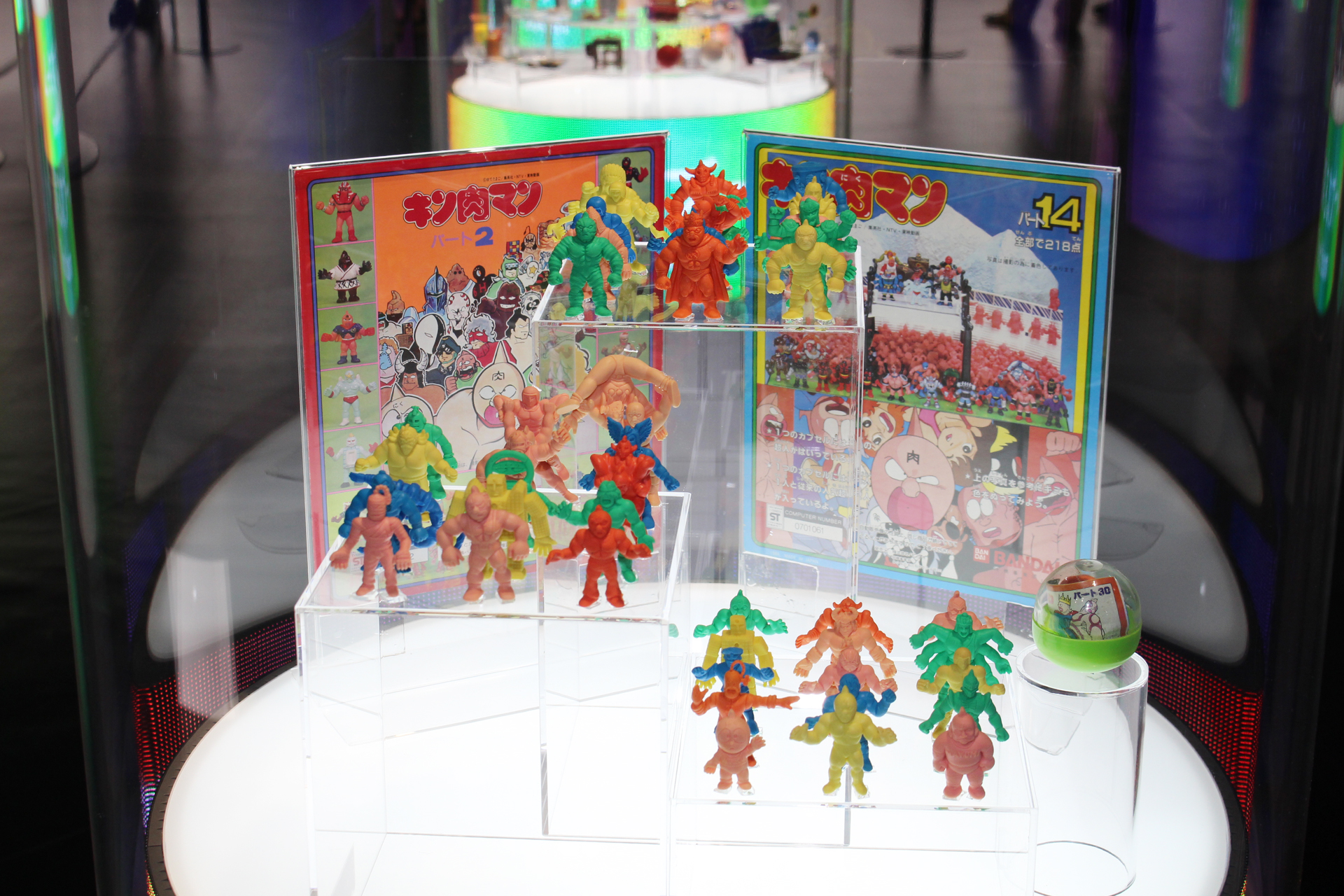 ガシャポンのデパート池袋総本店の「ガシャポン45周年記念展示」。キン消しや妖怪メダルなど、社会現象になったアイテムも展示されている