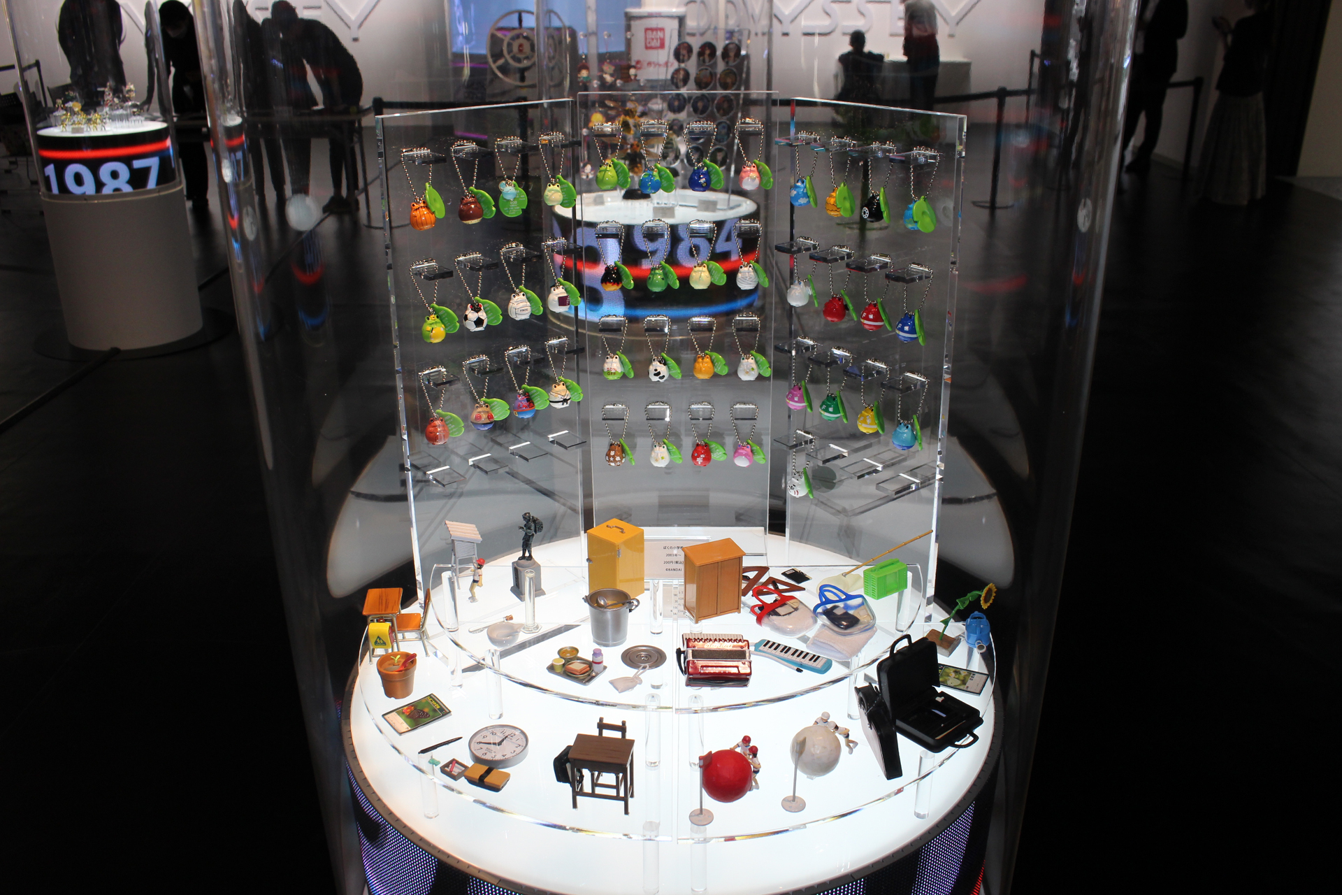 ガシャポンのデパート池袋総本店の「ガシャポン45周年記念展示」。キン消しや妖怪メダルなど、社会現象になったアイテムも展示されている