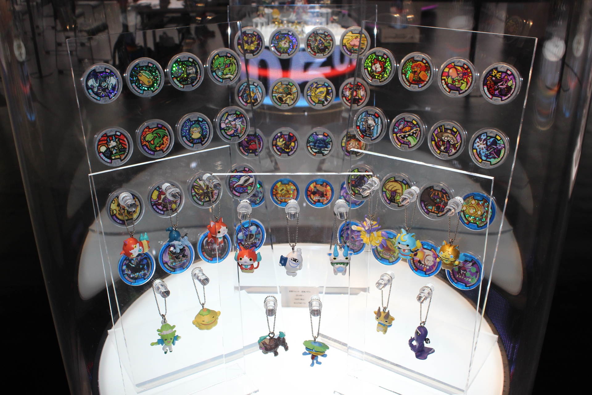 ガシャポンのデパート池袋総本店の「ガシャポン45周年記念展示」。キン消しや妖怪メダルなど、社会現象になったアイテムも展示されている