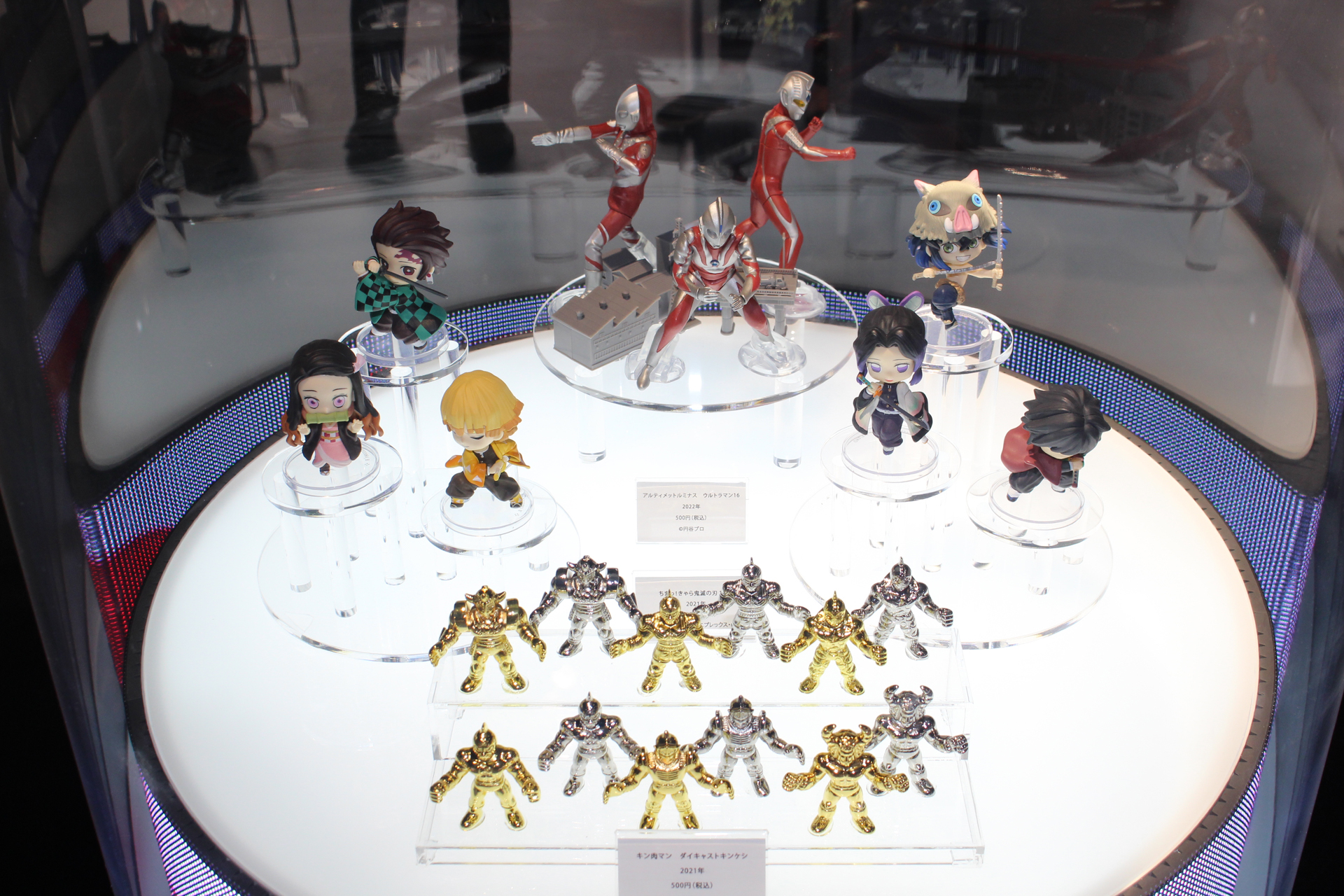 ガシャポンのデパート池袋総本店の「ガシャポン45周年記念展示」。キン消しや妖怪メダルなど、社会現象になったアイテムも展示されている