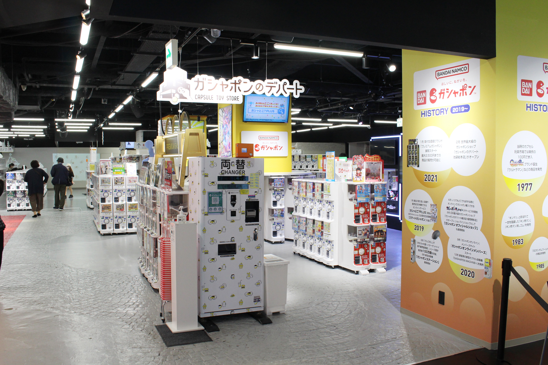 ガシャポンのデパート池袋総本店。店内には世界最大級の3000面の自販機が並ぶ