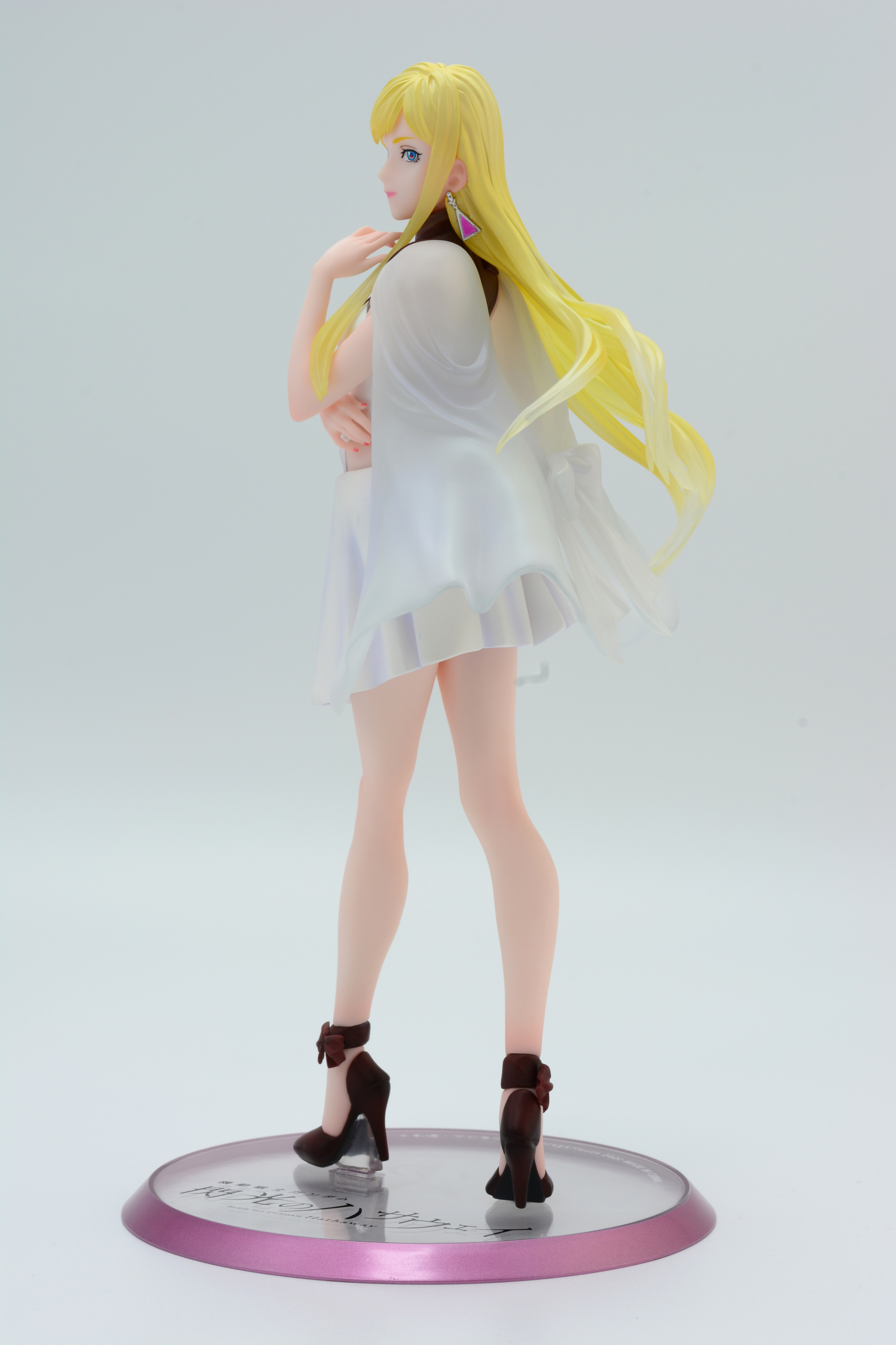 すらりと伸びた脚、振り向く動作にたなびく、金髪と白いマント。透明感と危険な感じ……。ギギの魅力を表現しているフィギュアだ。何気ないポーズだが、動きを表現している各パーツにも注目したい