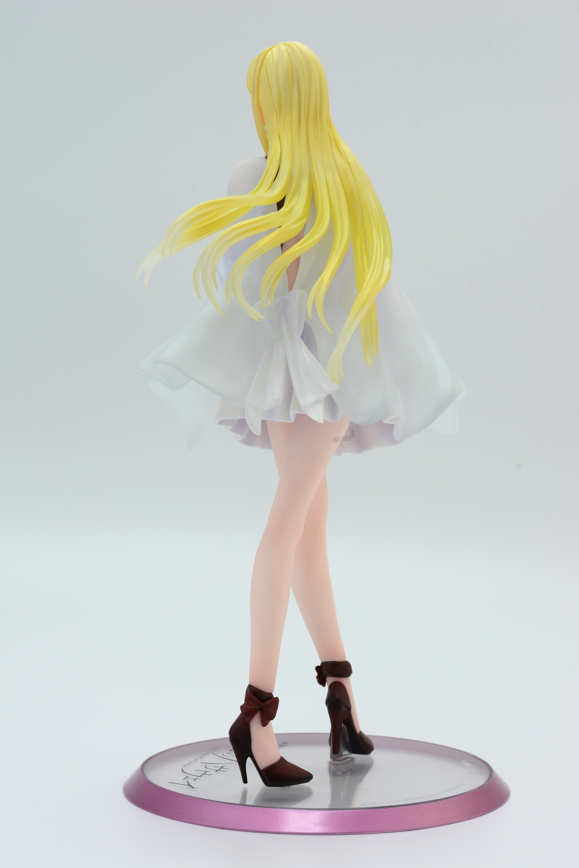 すらりと伸びた脚、振り向く動作にたなびく、金髪と白いマント。透明感と危険な感じ……。ギギの魅力を表現しているフィギュアだ。何気ないポーズだが、動きを表現している各パーツにも注目したい