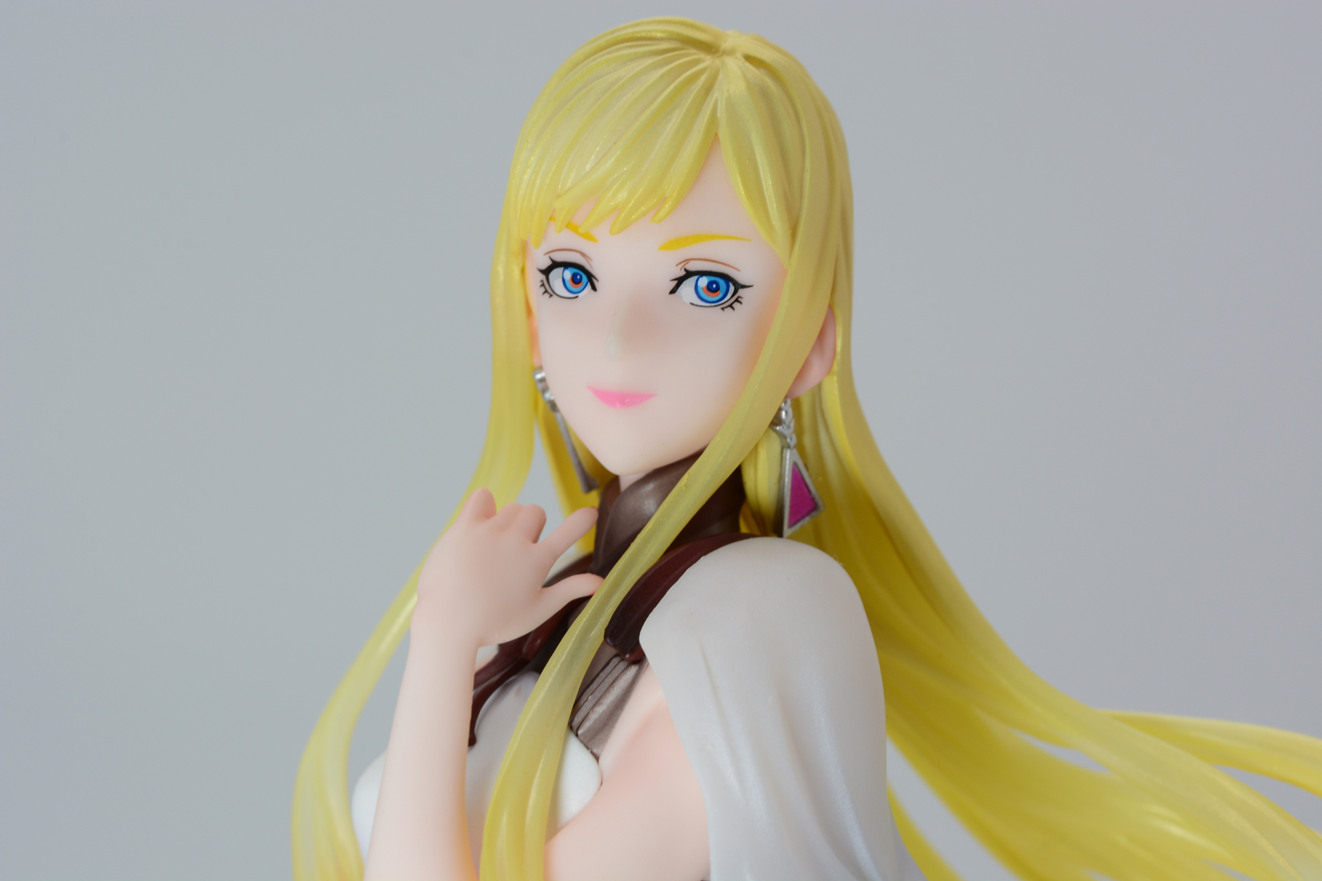 顔のアップ。瞳の中の赤い差し色が独特のアクセントを加えている