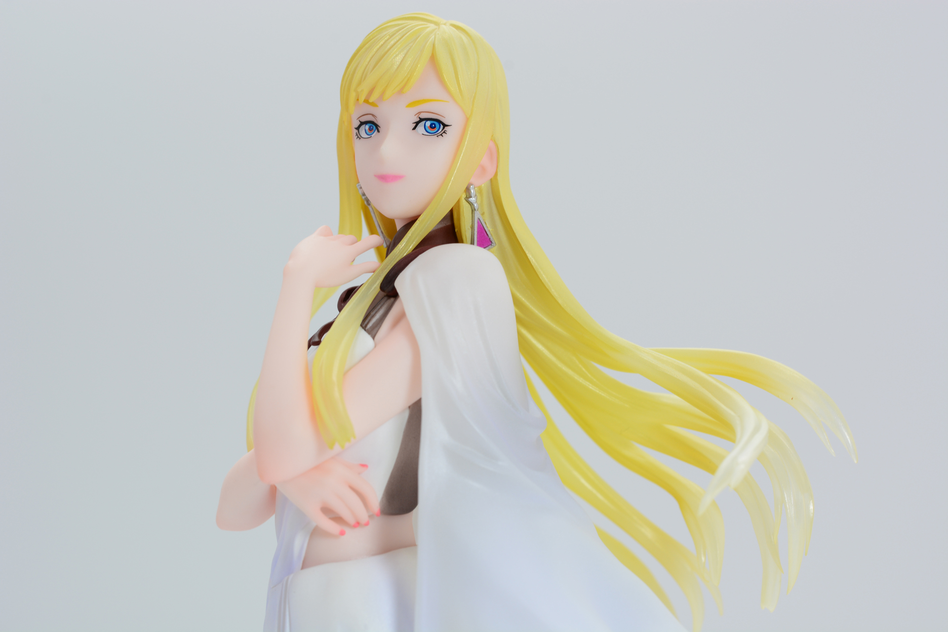 お腹部分は素肌がのぞく。背中は大胆に露出しているセクシーな上着。反面スカートは地味なデザインと言える